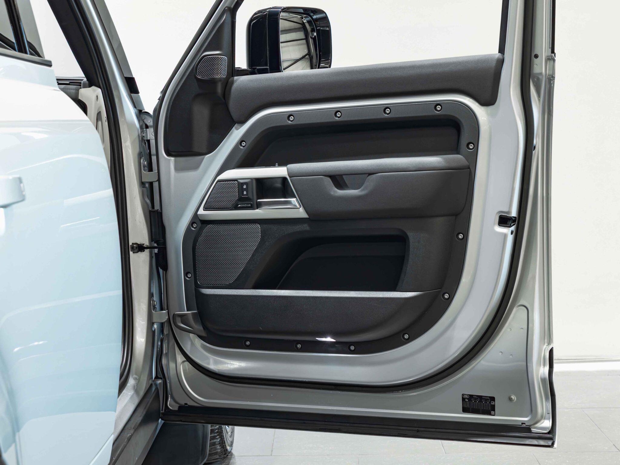 Land Rover Defender 110 view 22