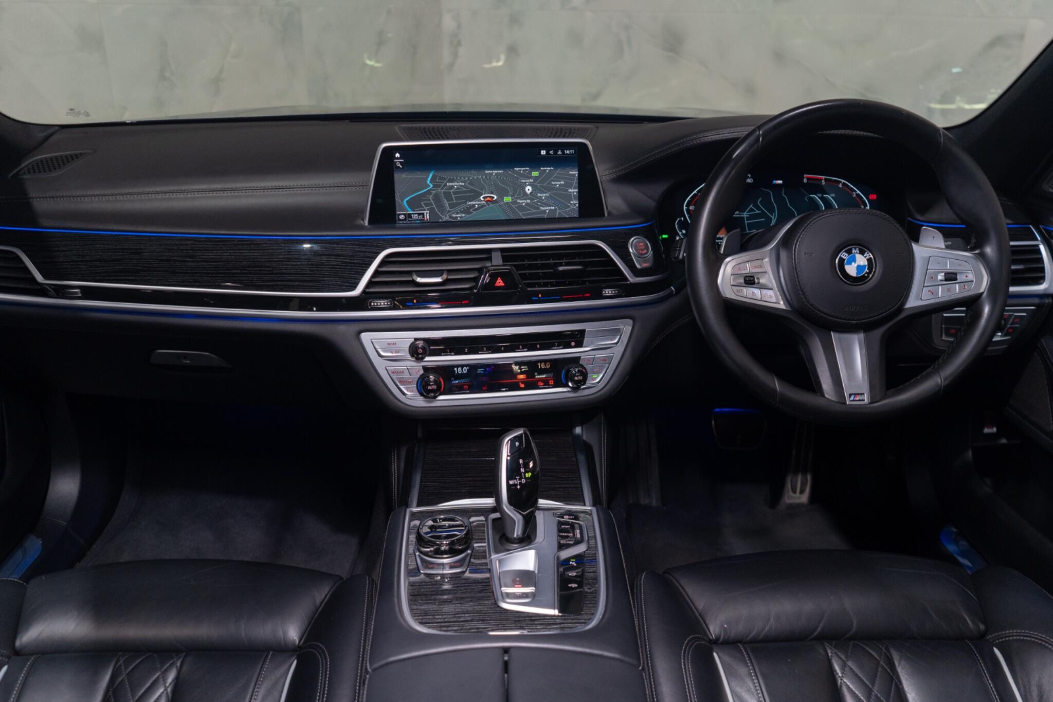 BMW 7 Series view 11