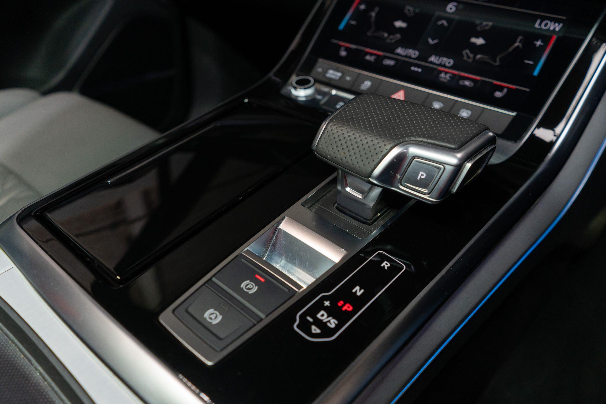 Audi SQ7 view 30