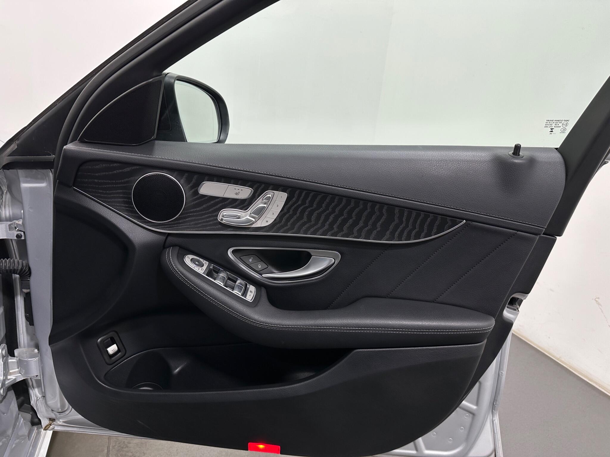 Mercedes-Benz C-Class view 36