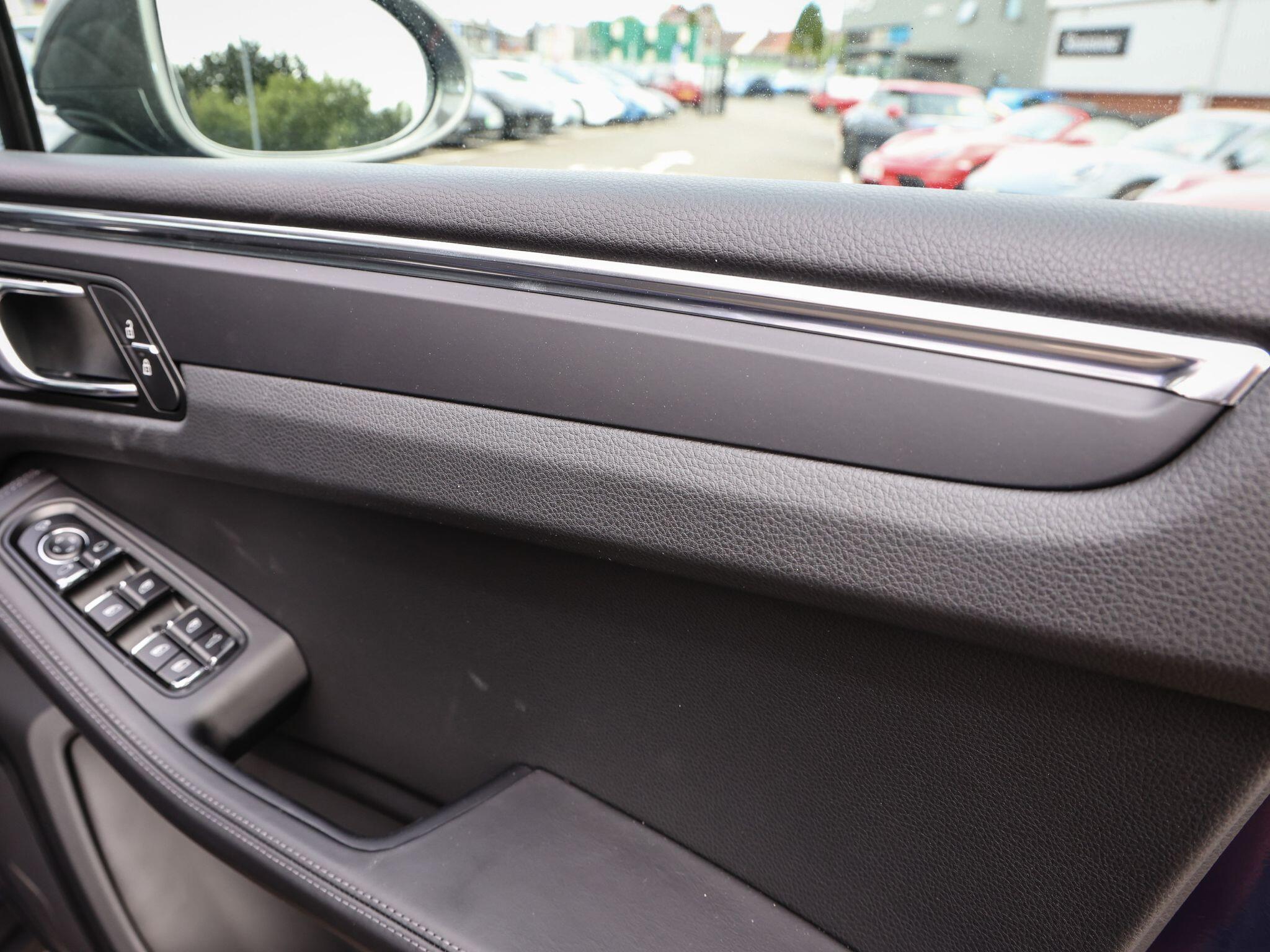 Porsche Macan view 23