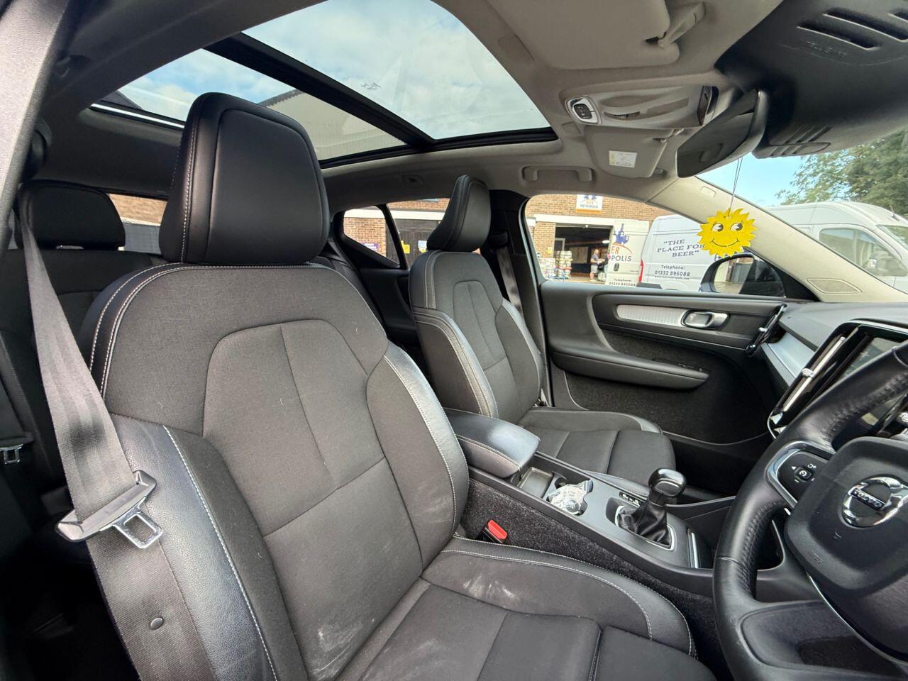 Volvo XC40 view 3