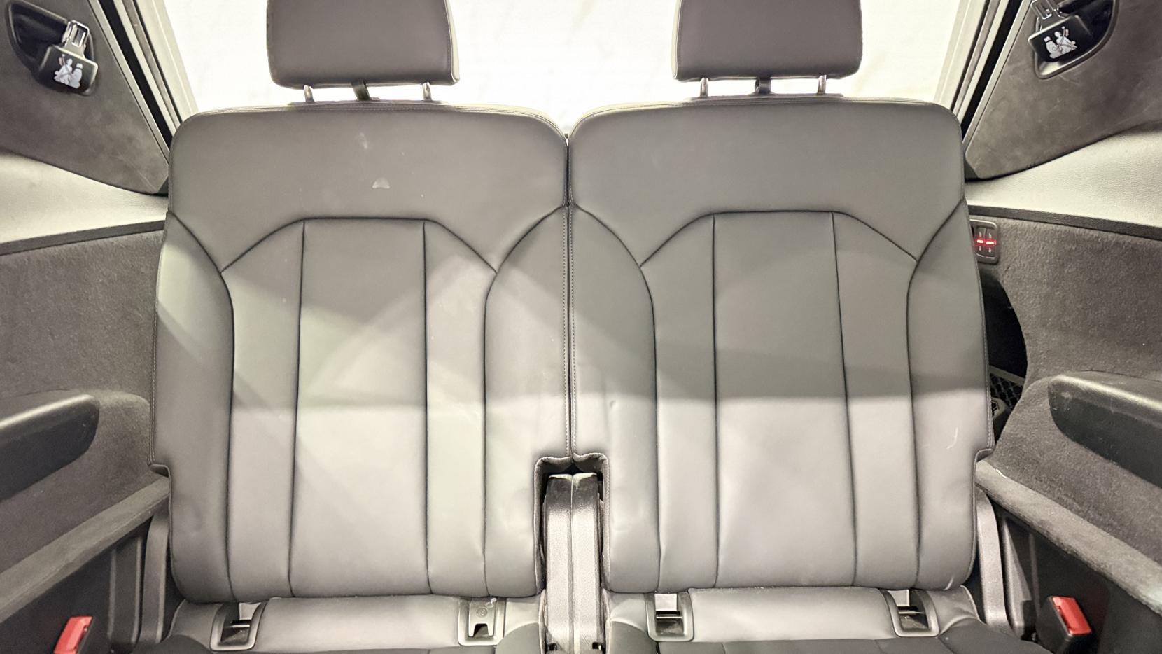 Audi Q7 view 16