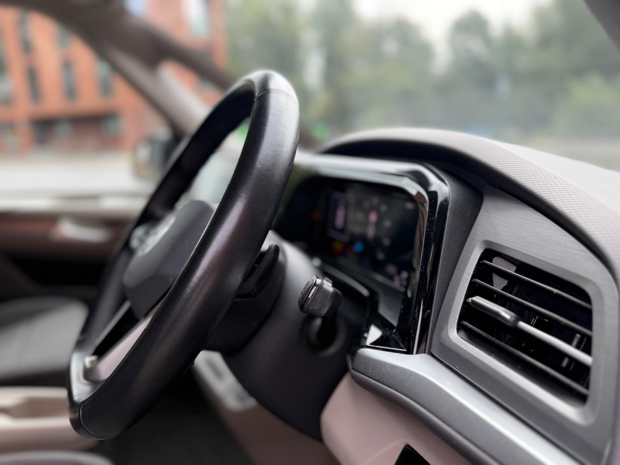 Volkswagen Multivan view 26