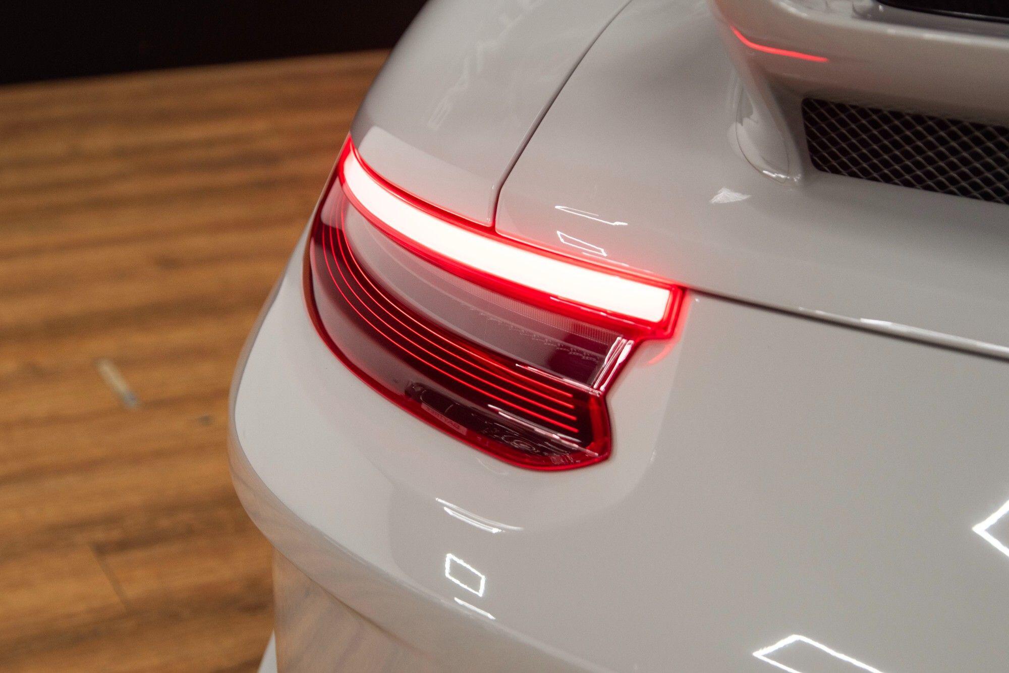 Porsche 911 view 21