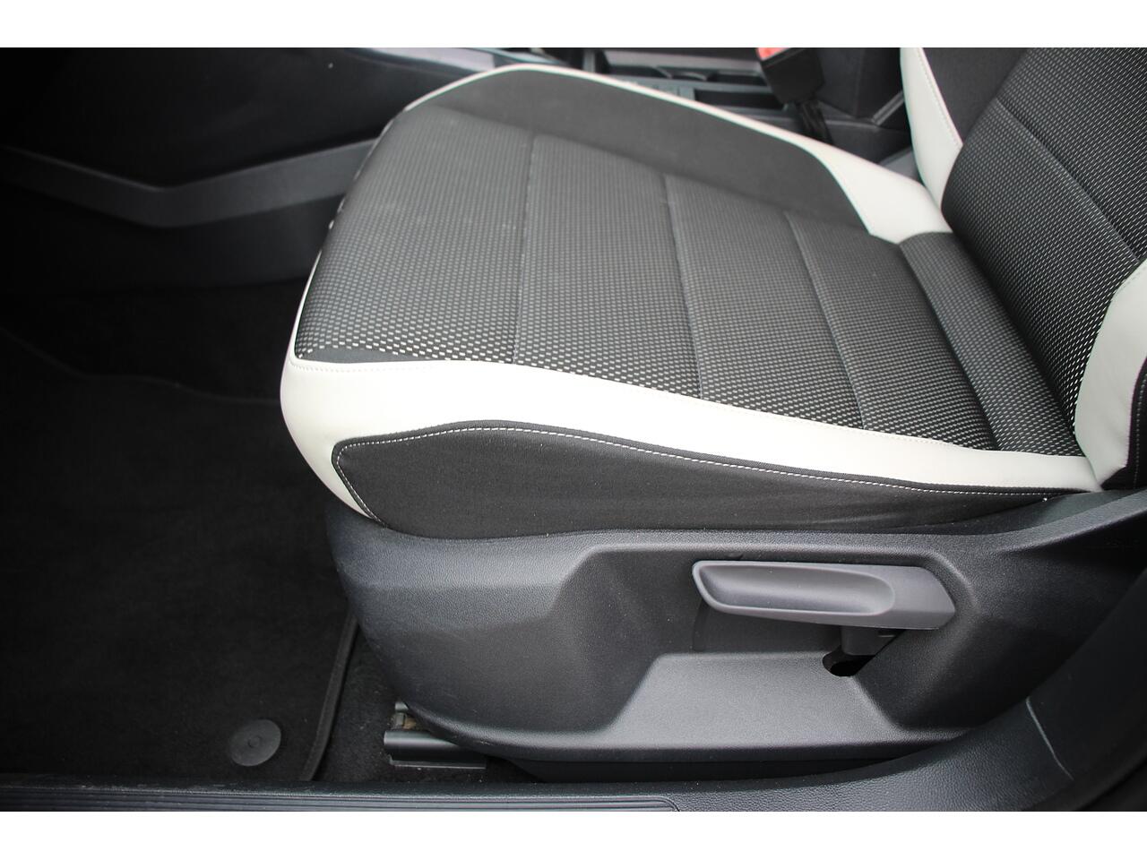 Volkswagen T-Roc view 18