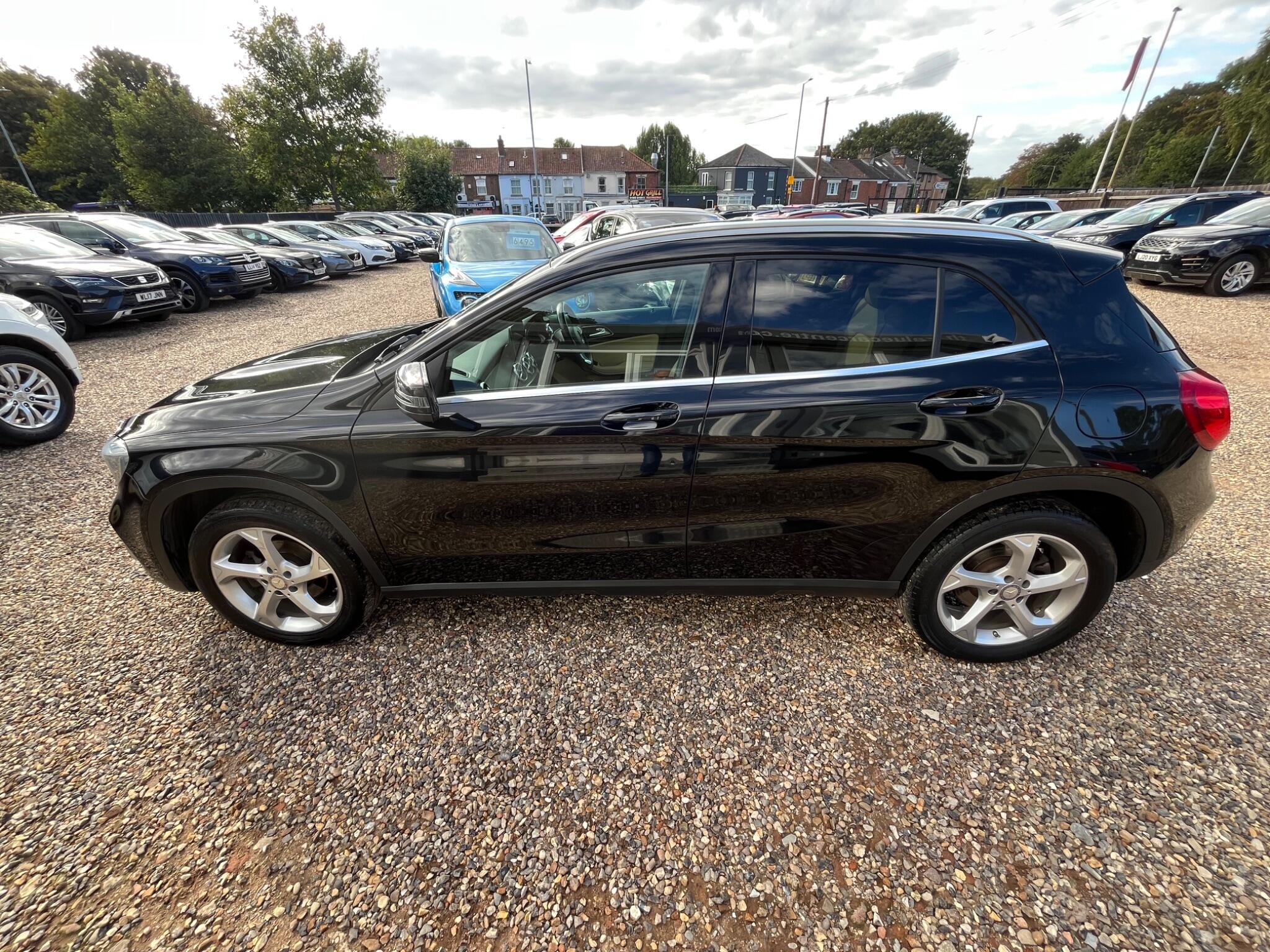 Mercedes-Benz GLA view 9