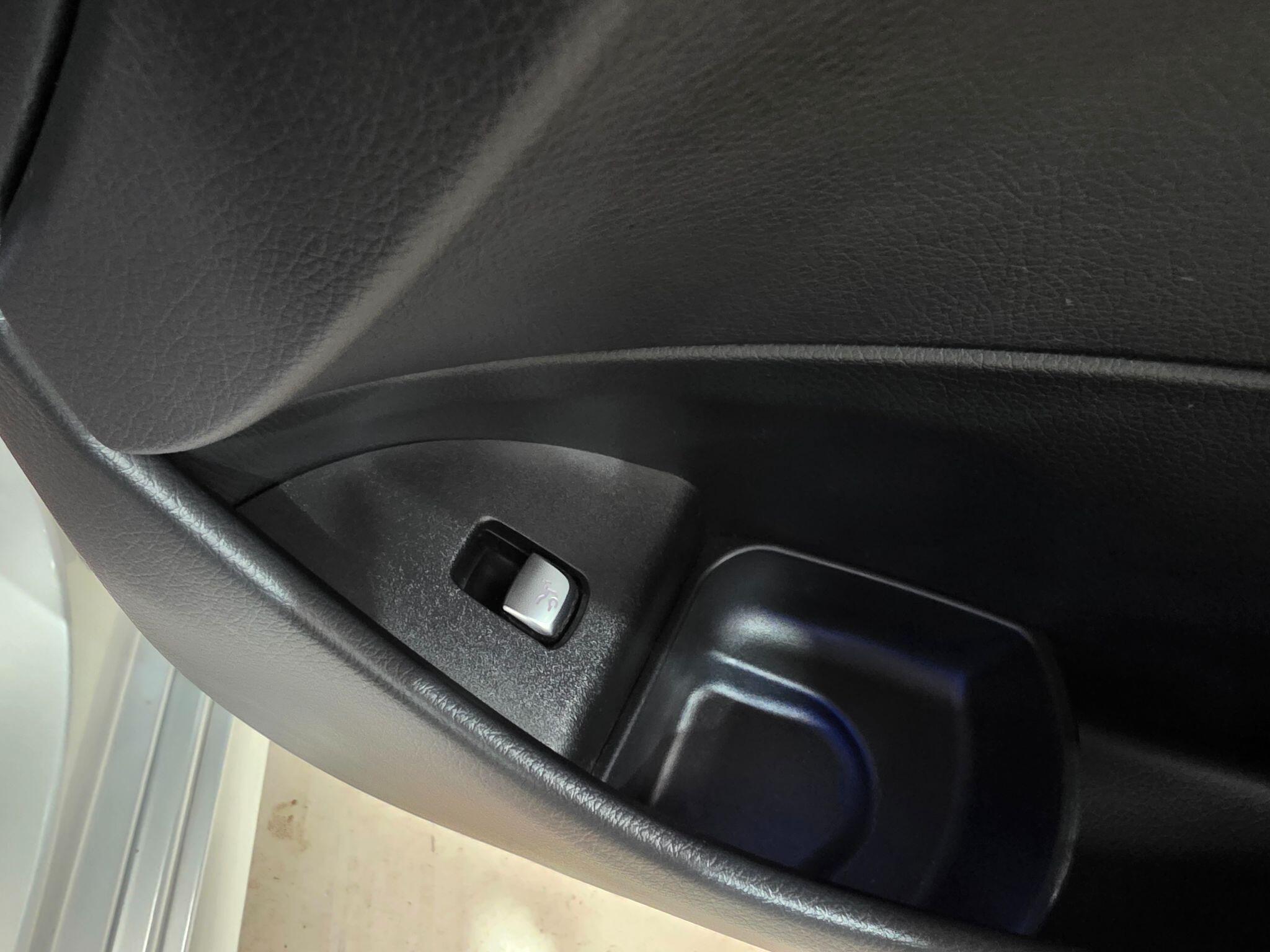 Mercedes-Benz E-Class view 15