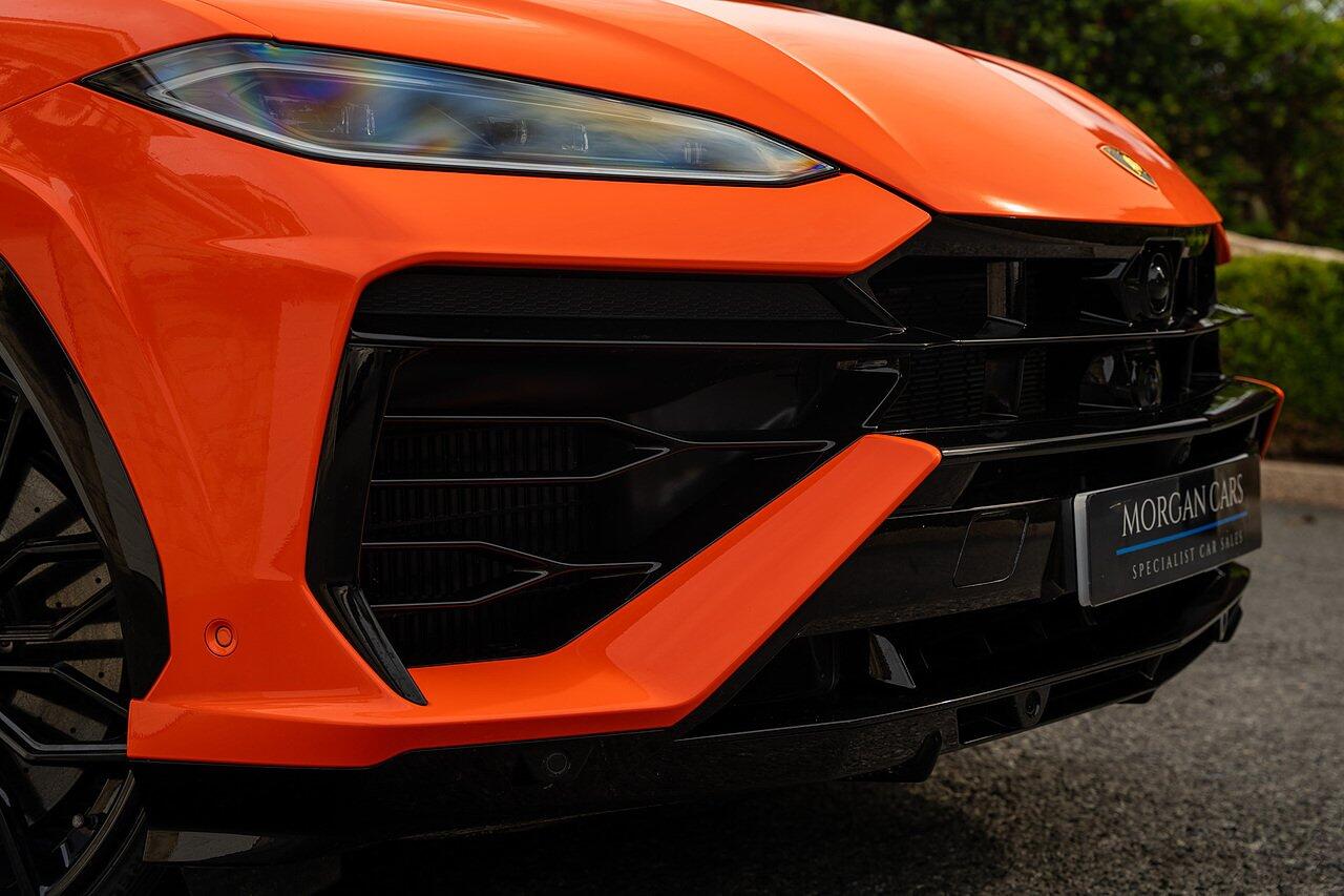 Lamborghini Urus view 32