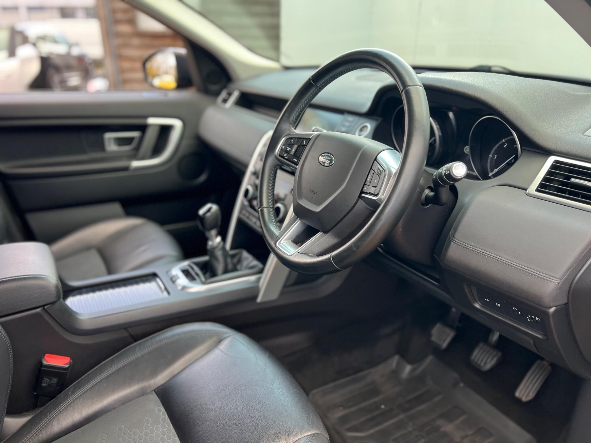 Land Rover Discovery Sport view 14