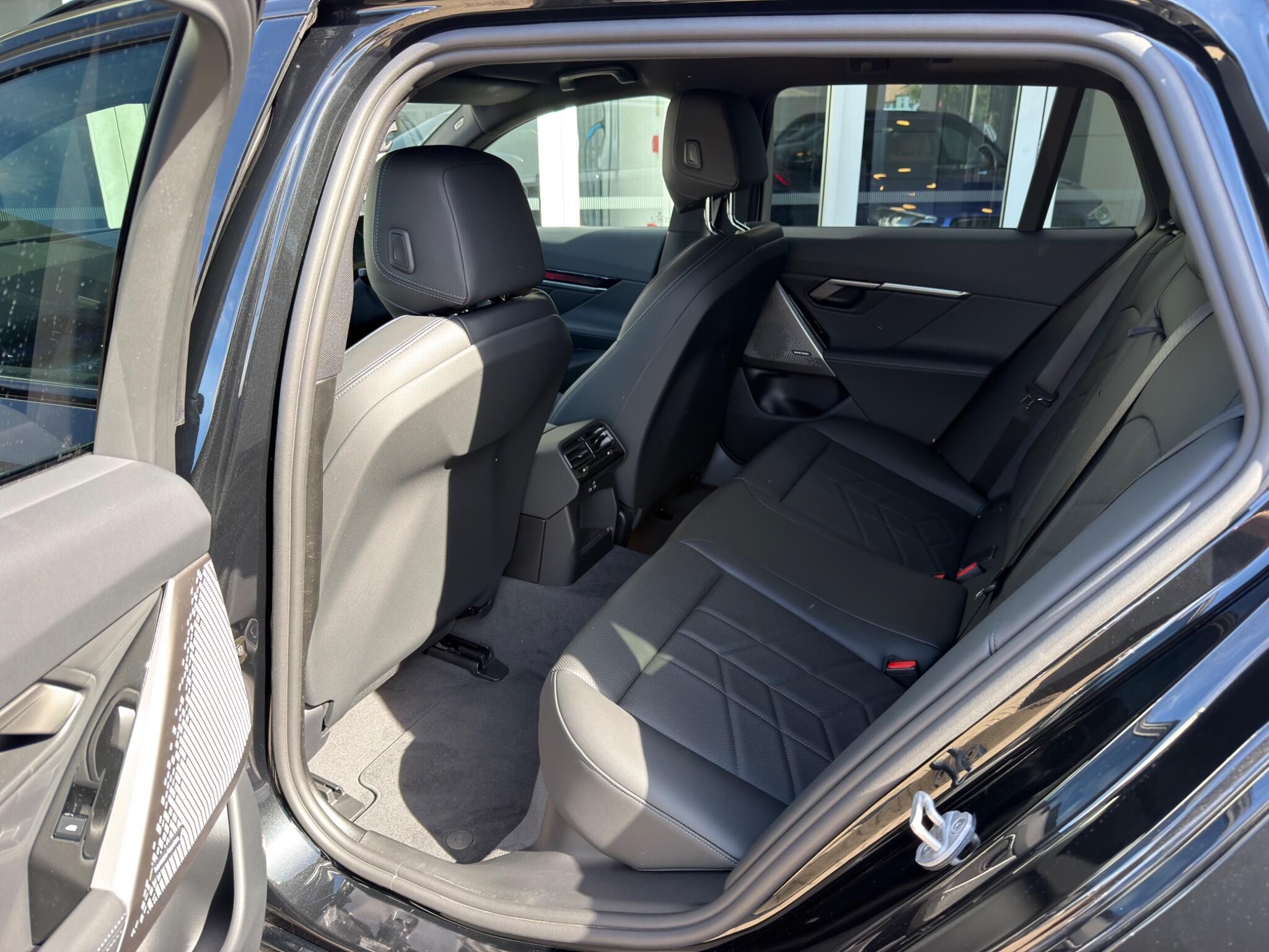 BMW 5 Series view 11