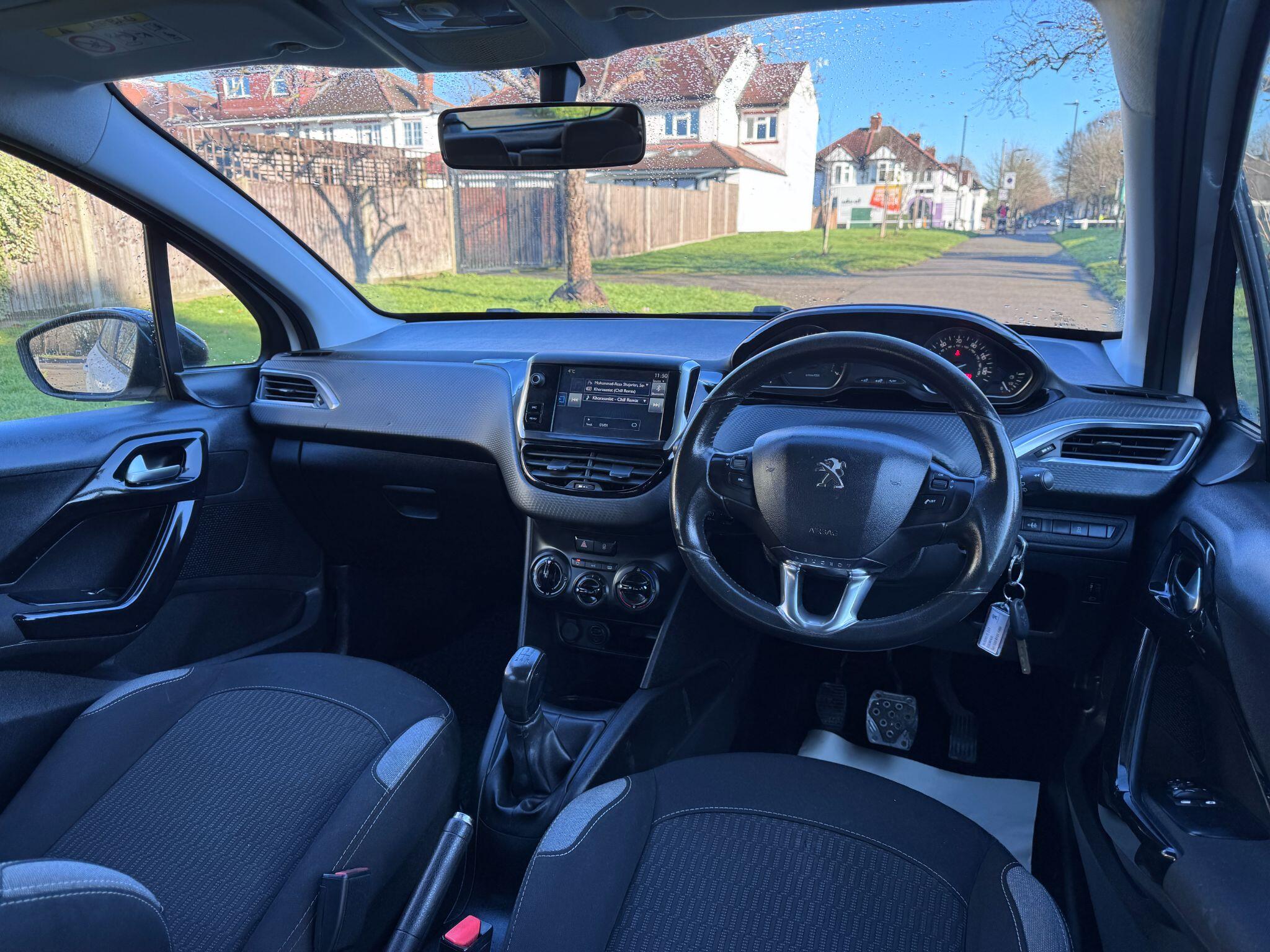 2016 Peugeot 208 image 11