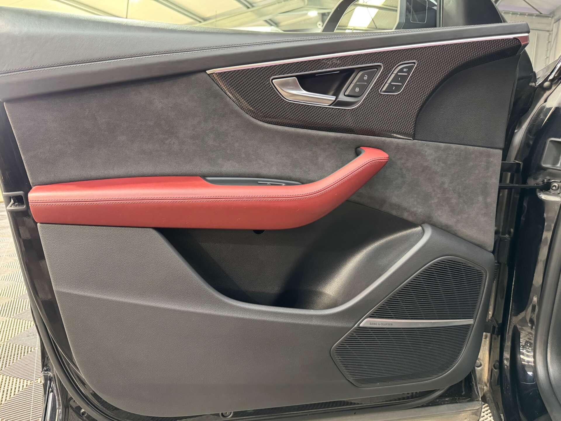 Audi SQ8 view 31