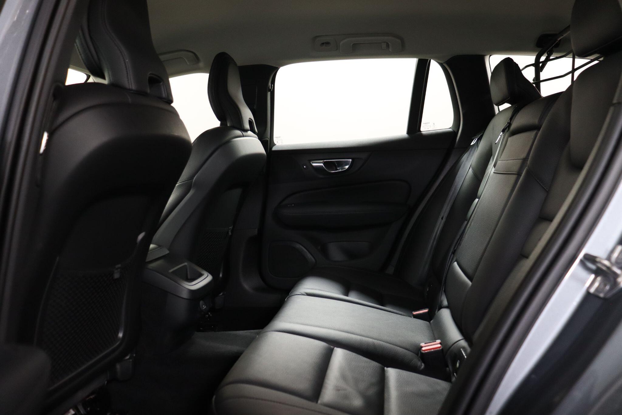 Volvo V60 Cross Country view 42