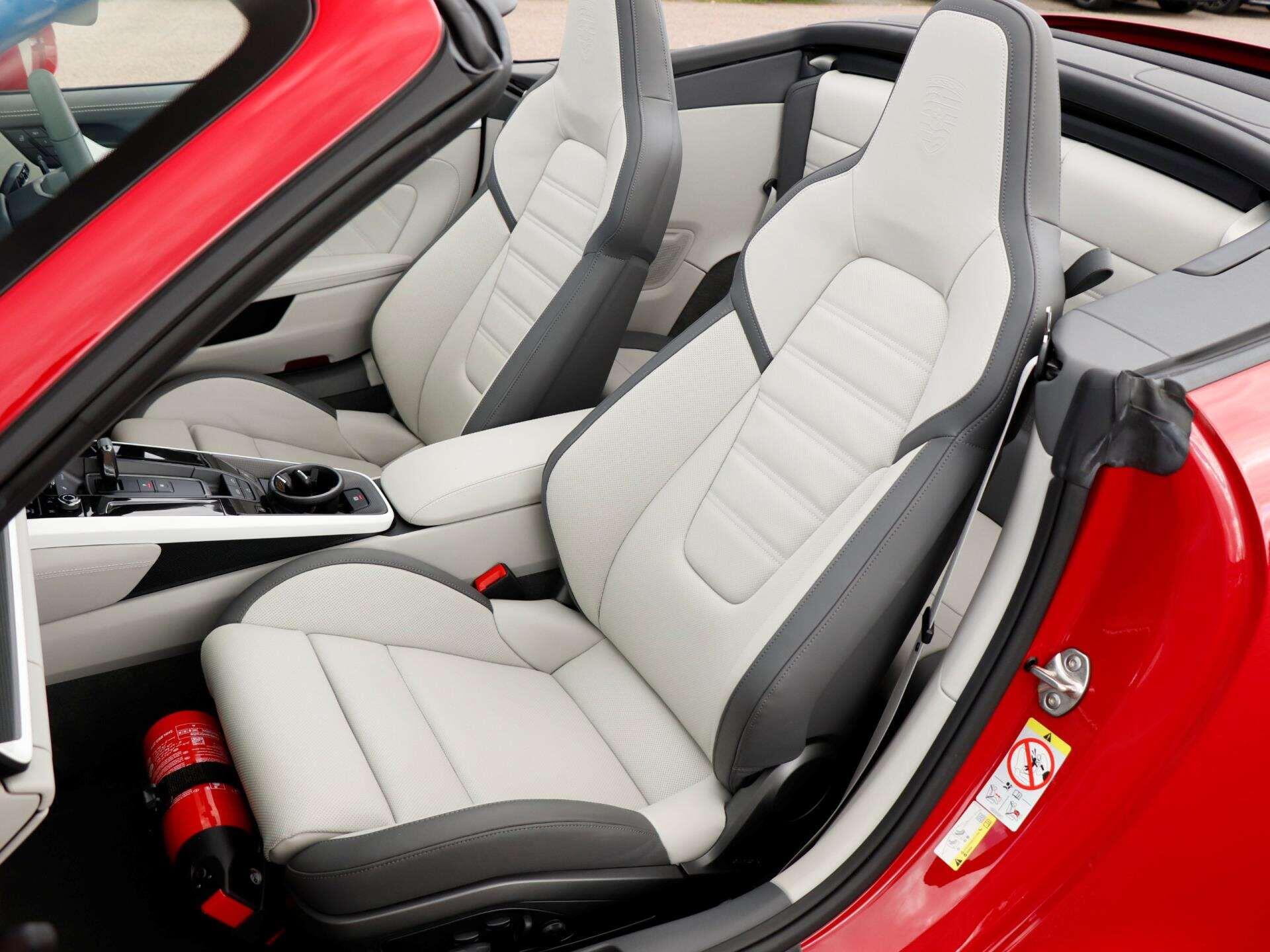 Porsche 911 view 29