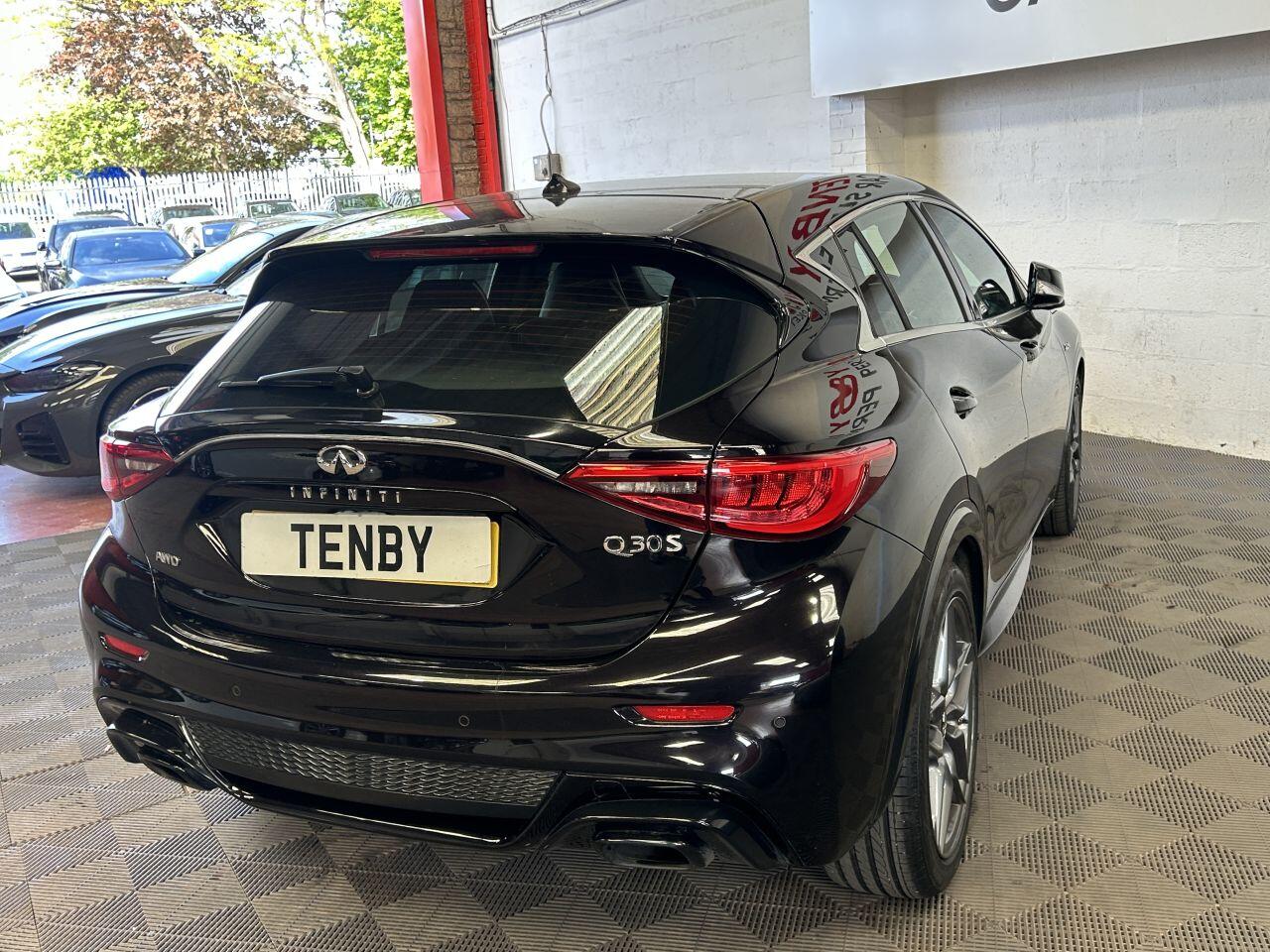 Infiniti Q30 view 21