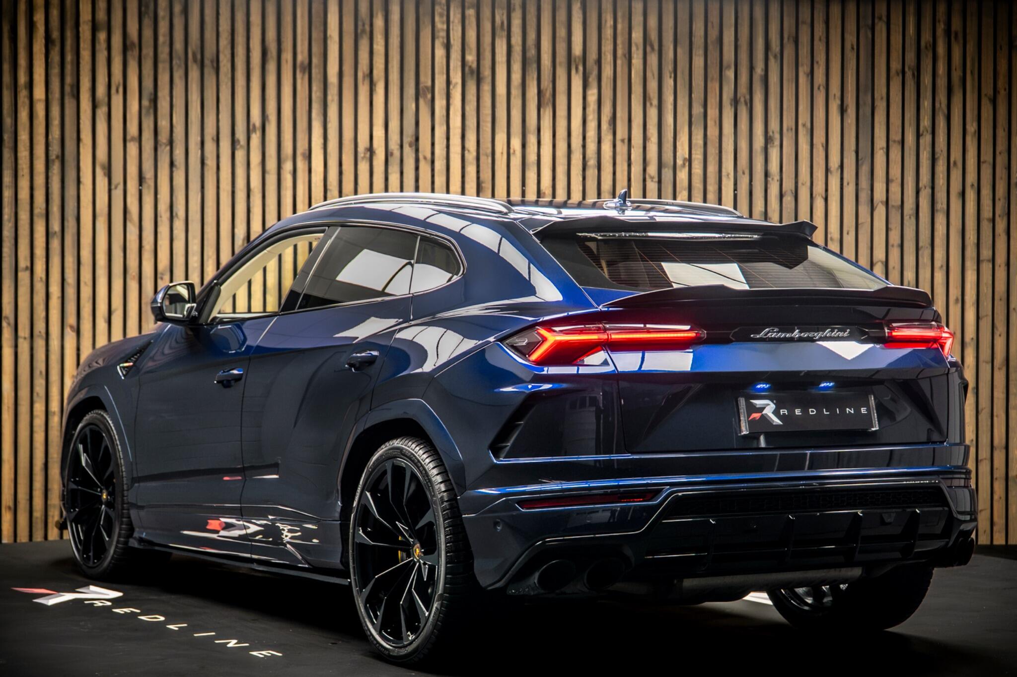 Lamborghini Urus view 3