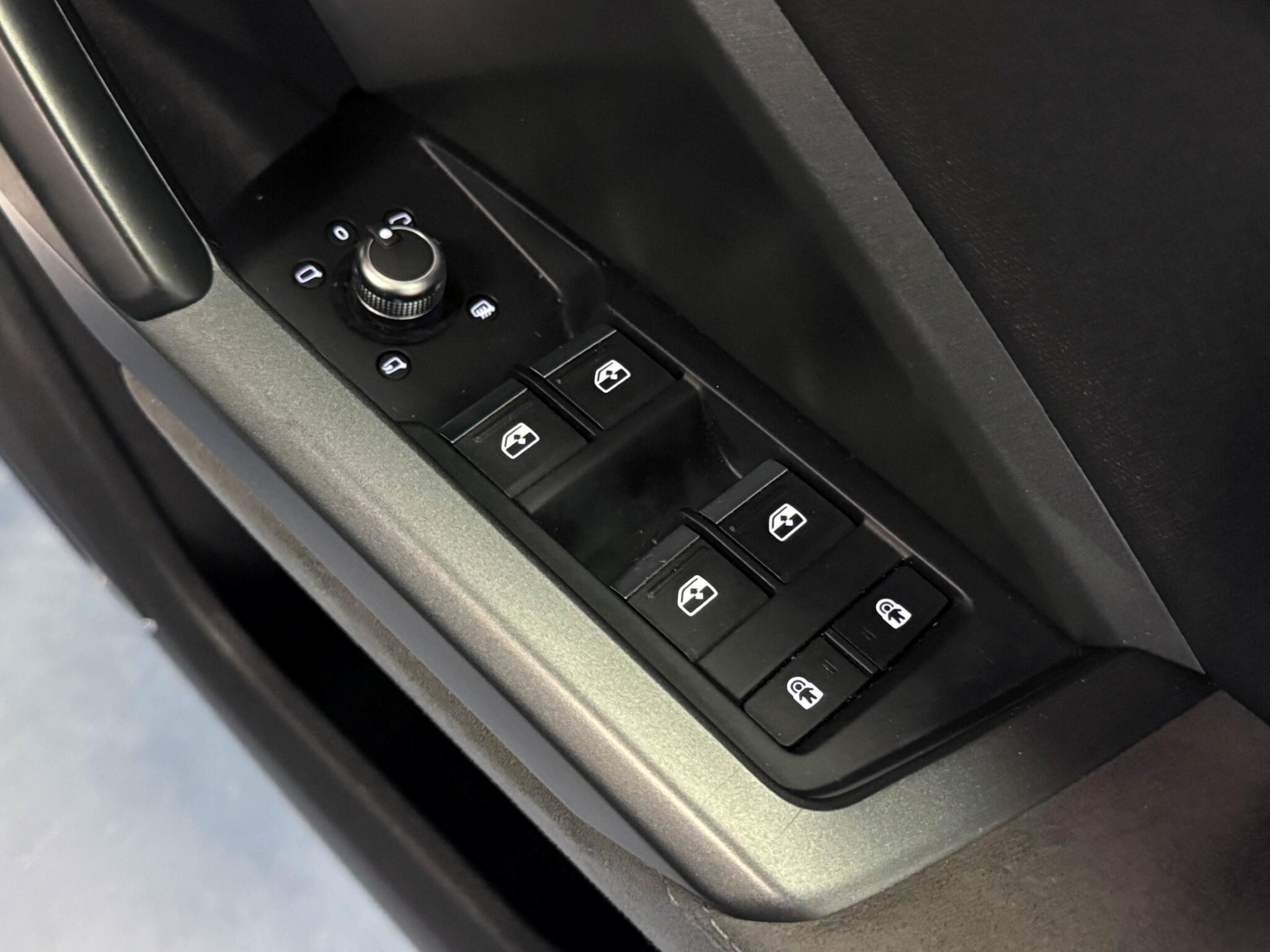Audi Q3 view 18