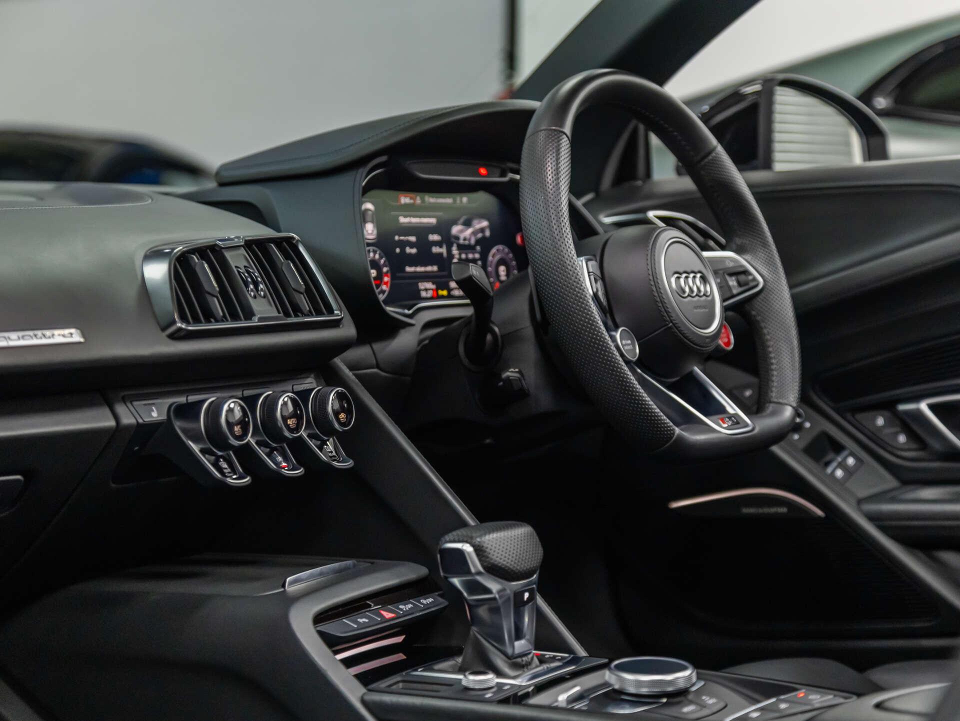 Audi R8 view 3