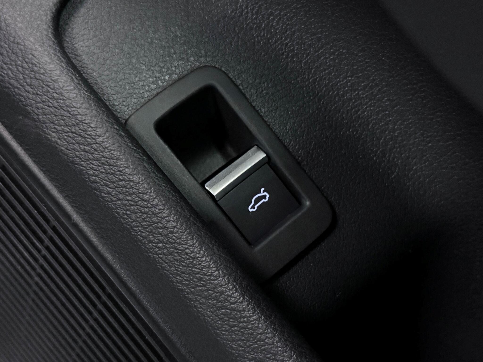 Audi RS4 Avant view 32