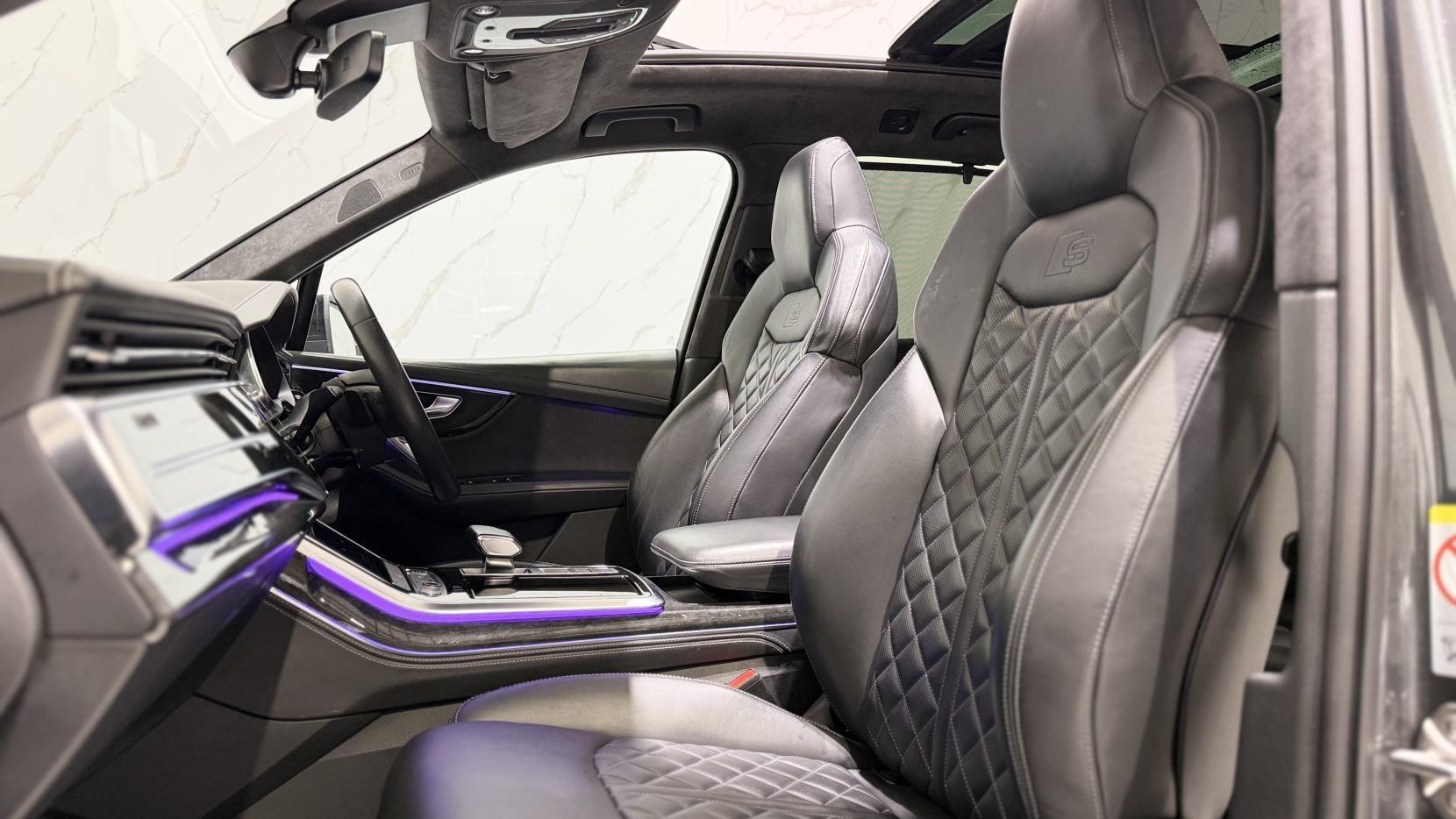 Audi Q7 view 7