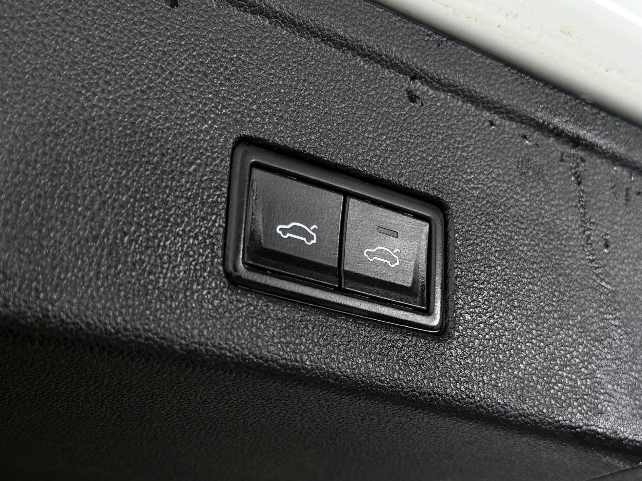 Volkswagen Touareg view 12