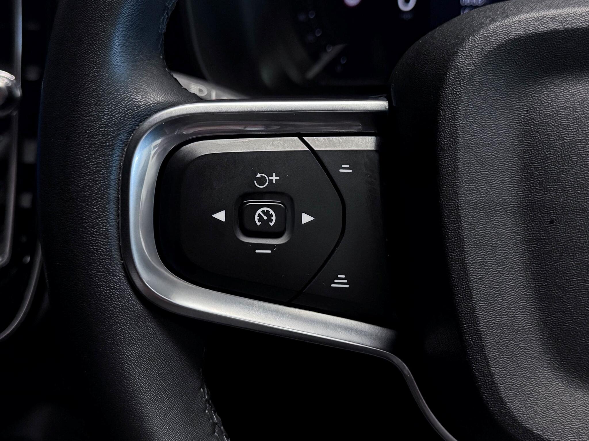Volvo XC40 view 34