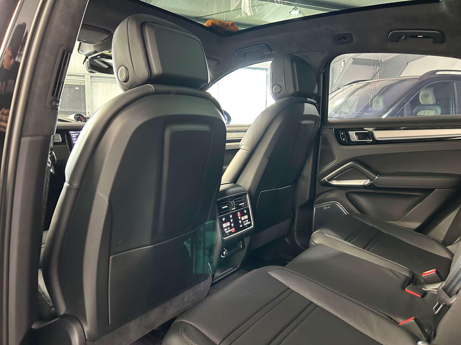 Porsche Cayenne view 23