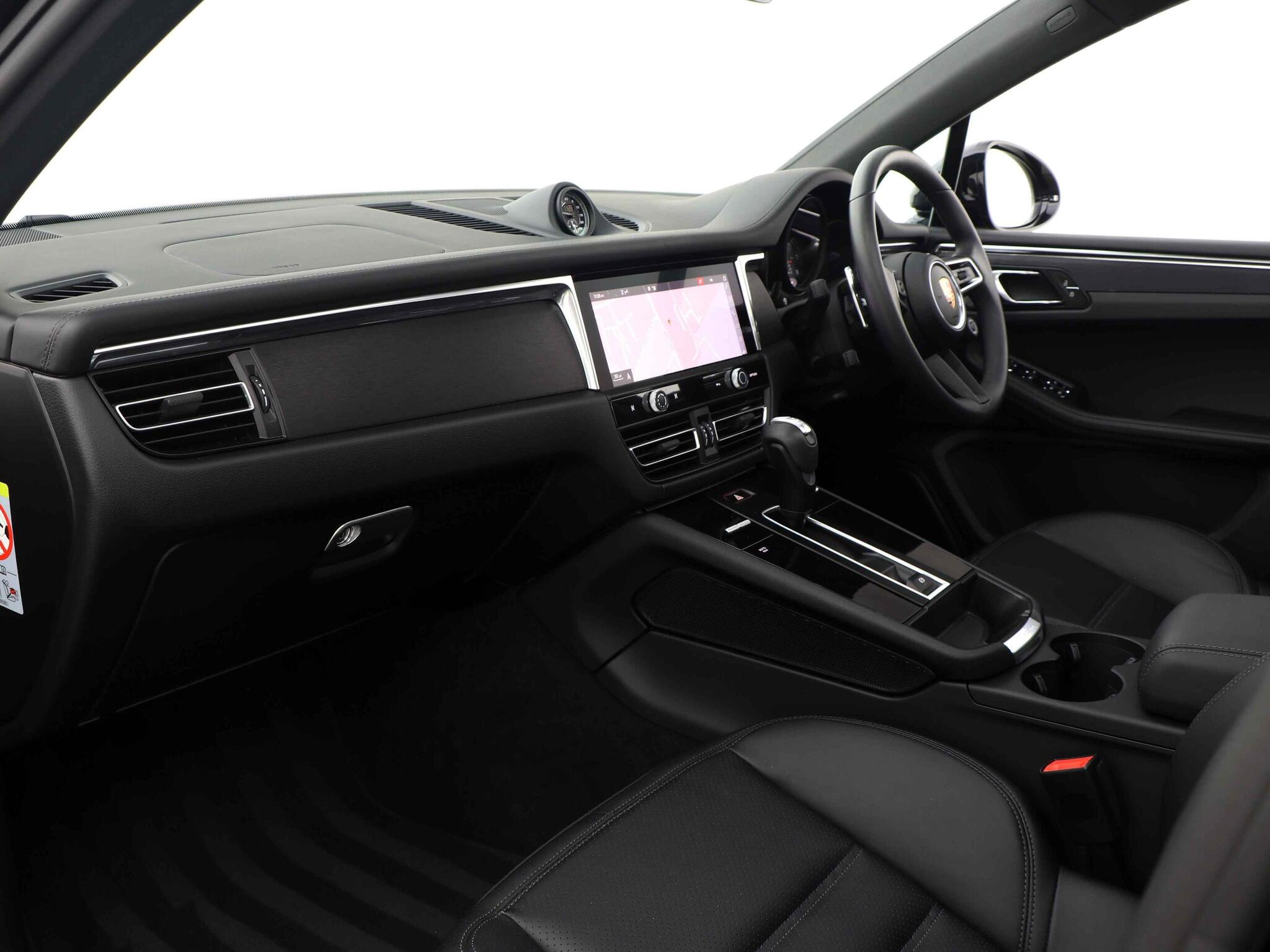 Porsche Macan view 3