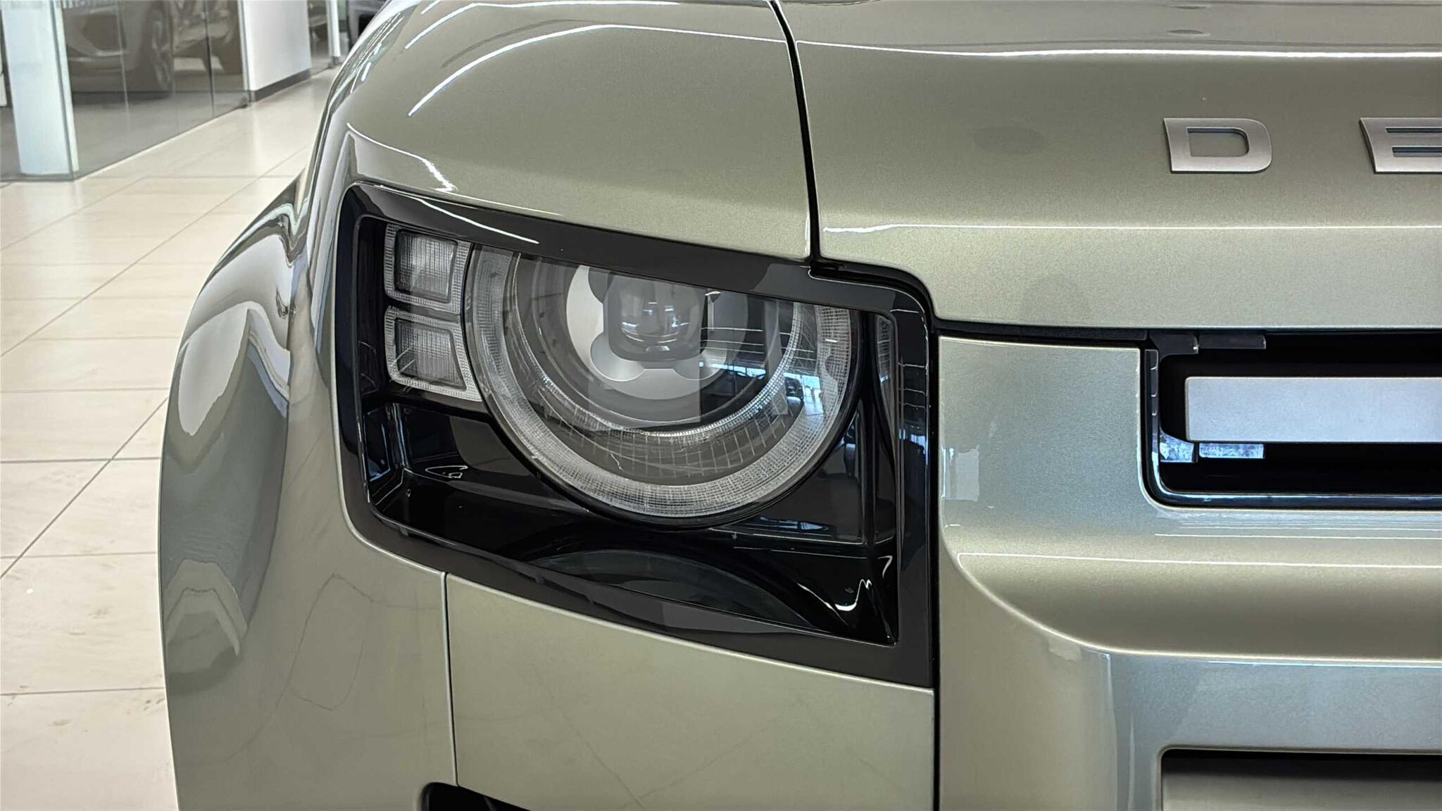 Land Rover Defender view 17