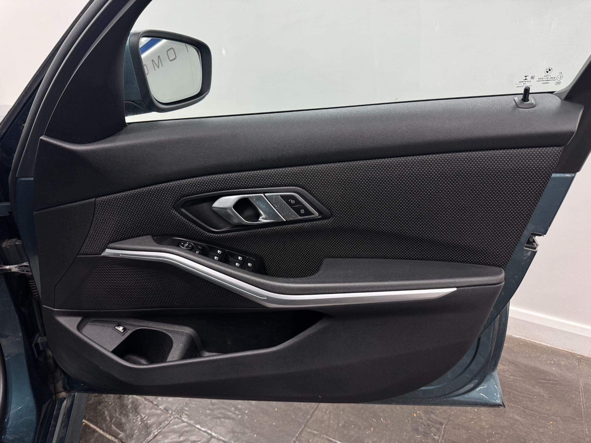 BMW 3 Series view 28