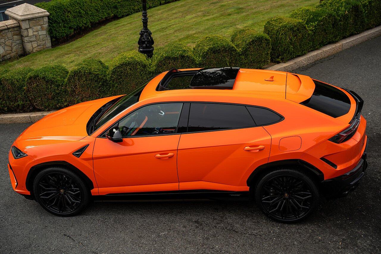 Lamborghini Urus view 102