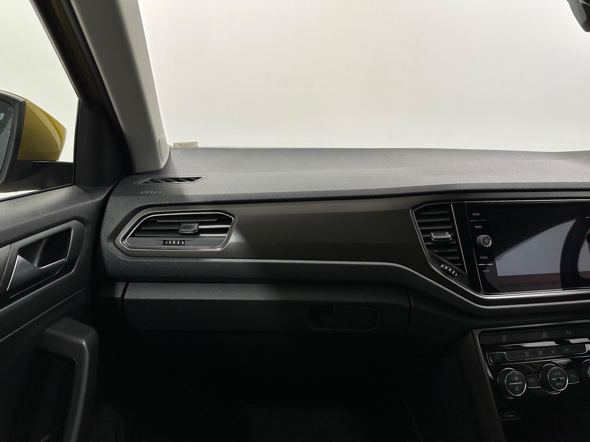 Volkswagen T-Roc view 26