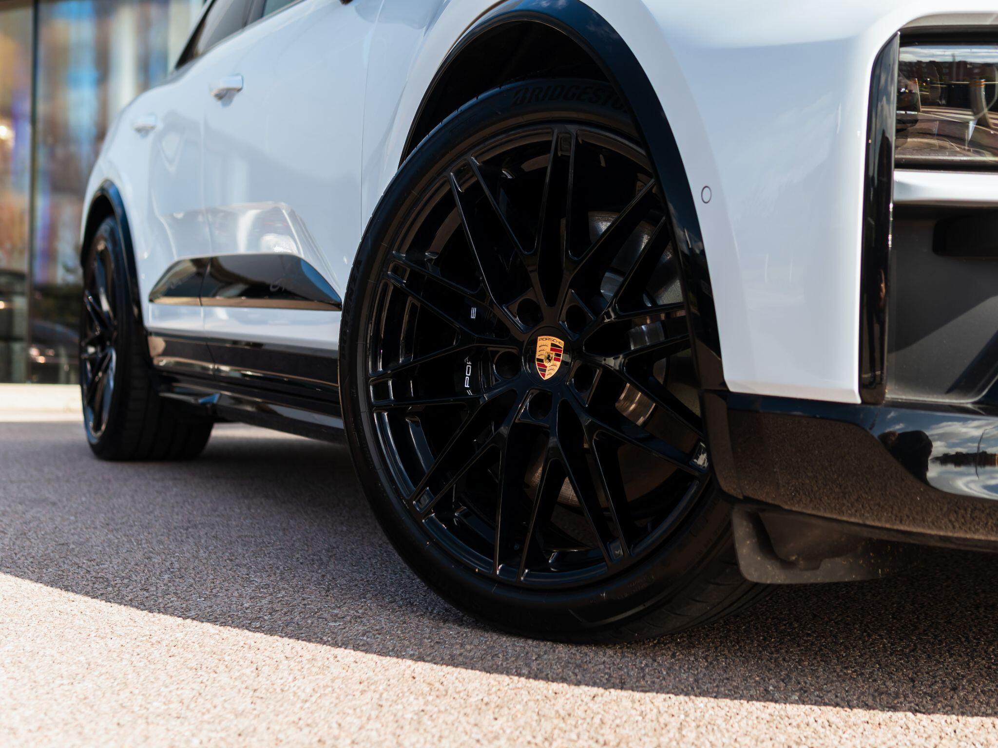 Porsche Macan view 3
