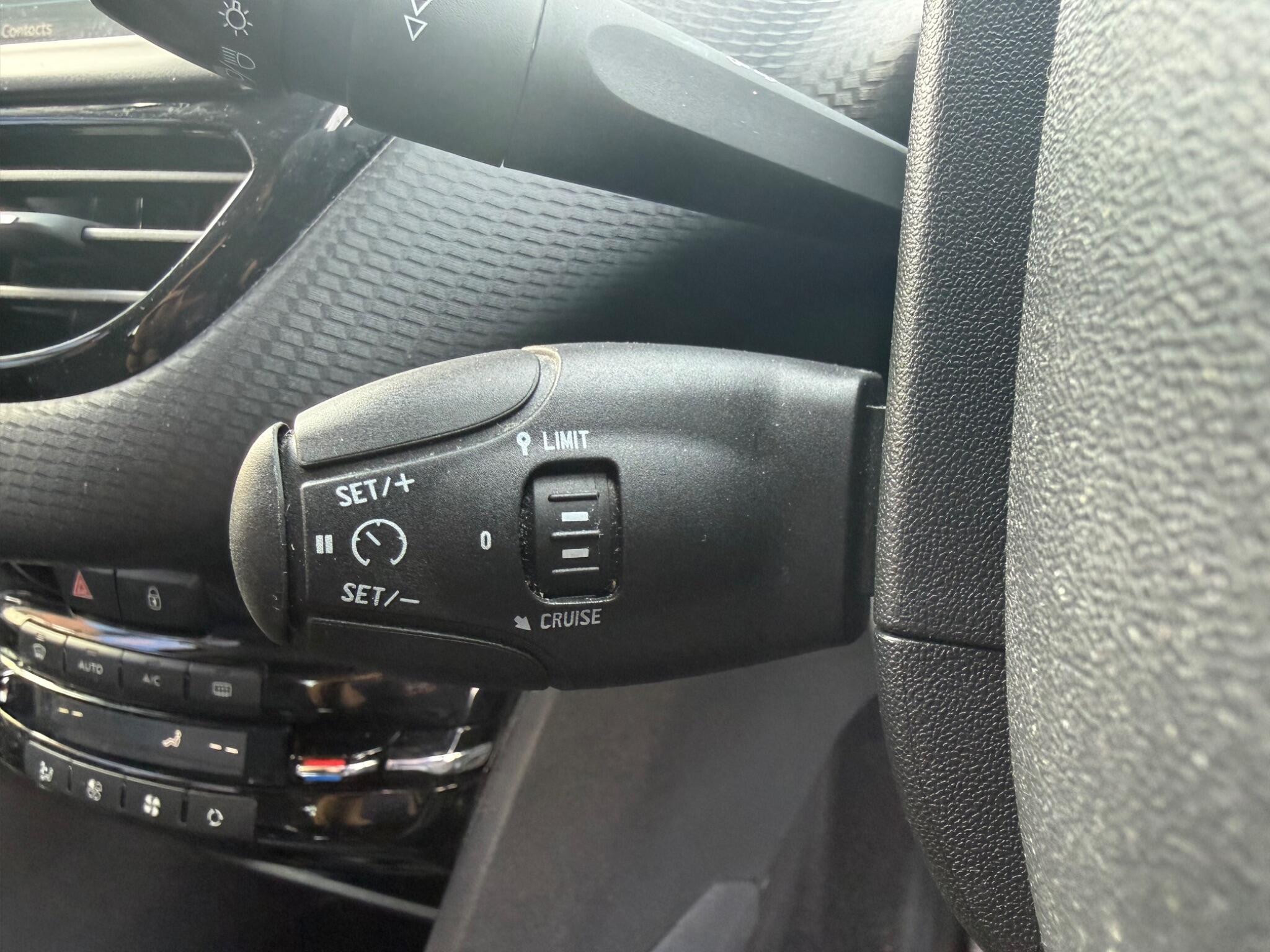 Peugeot 208 view 13