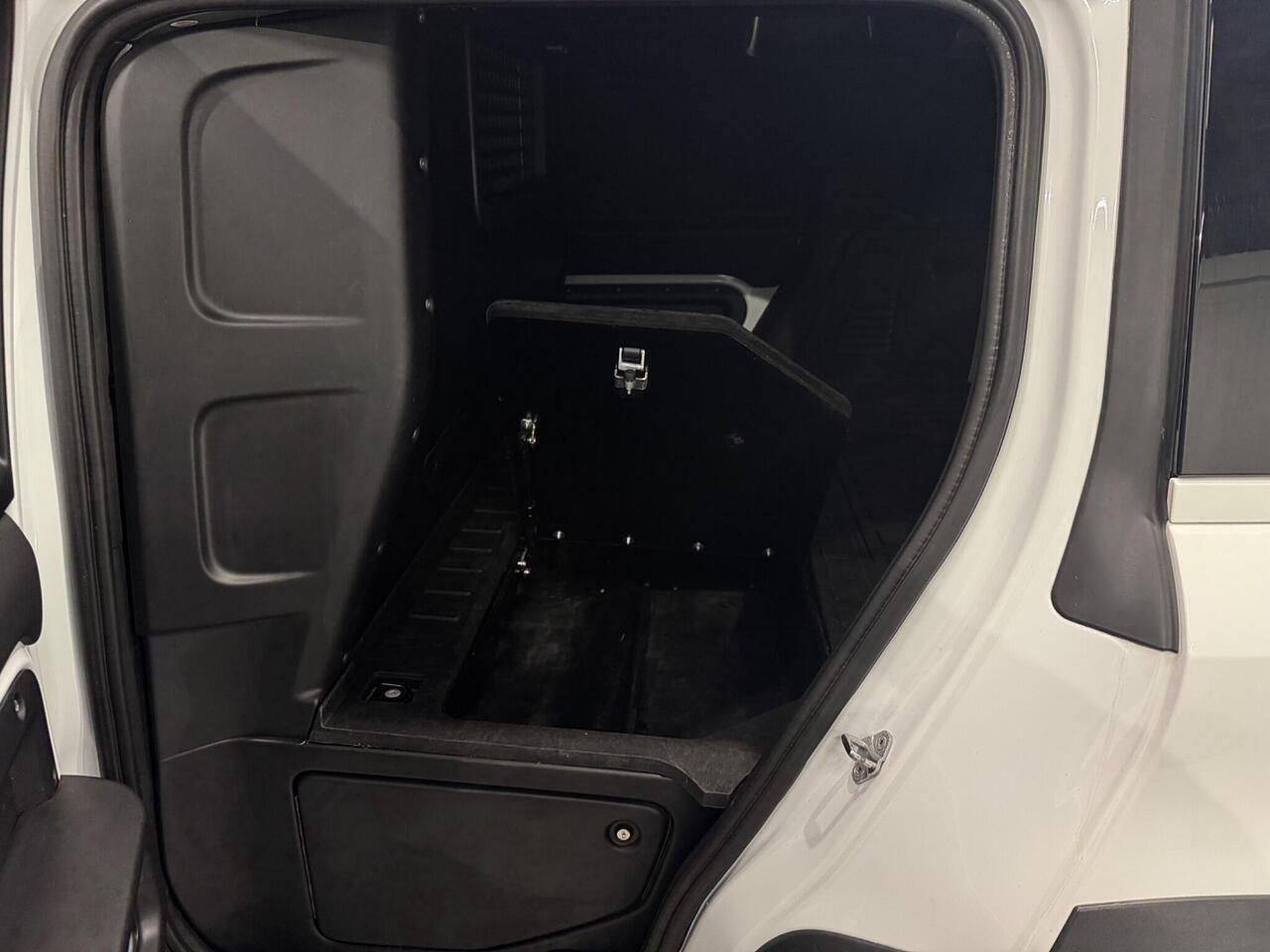 Land Rover Defender view 19