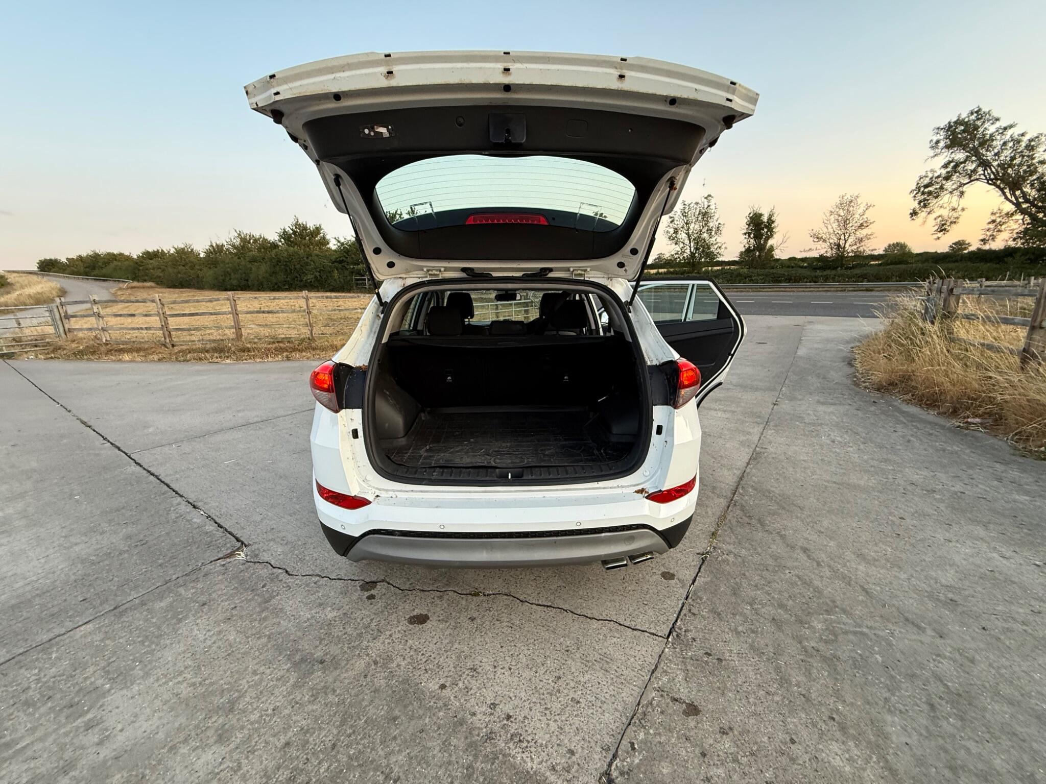 Hyundai TUCSON 2.0 CRDi Premium SE 4WD Euro 6 5dr — photo 47 of 102