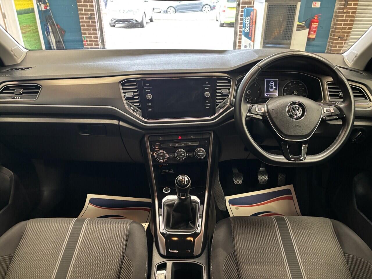 Volkswagen T-Roc view 18