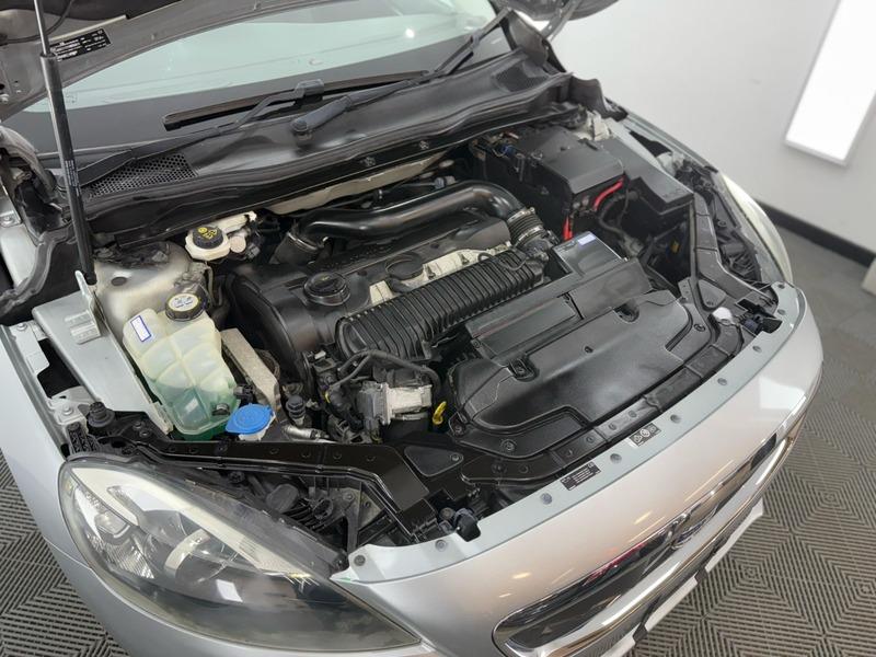 2013 Volvo V40 Cross Country image 12