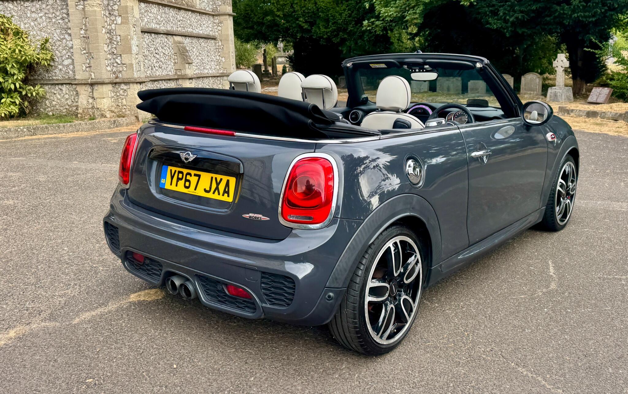 Mini Convertible view 28