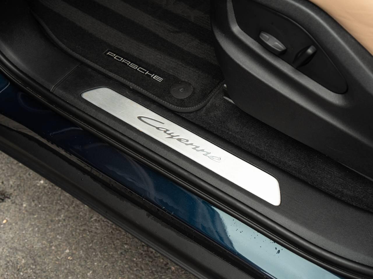 Porsche Cayenne view 36