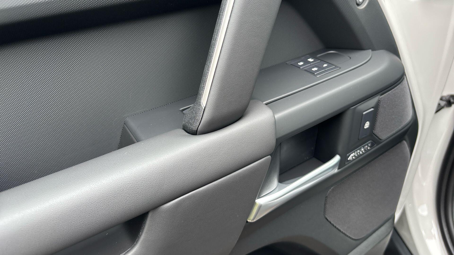 Land Rover Defender view 50