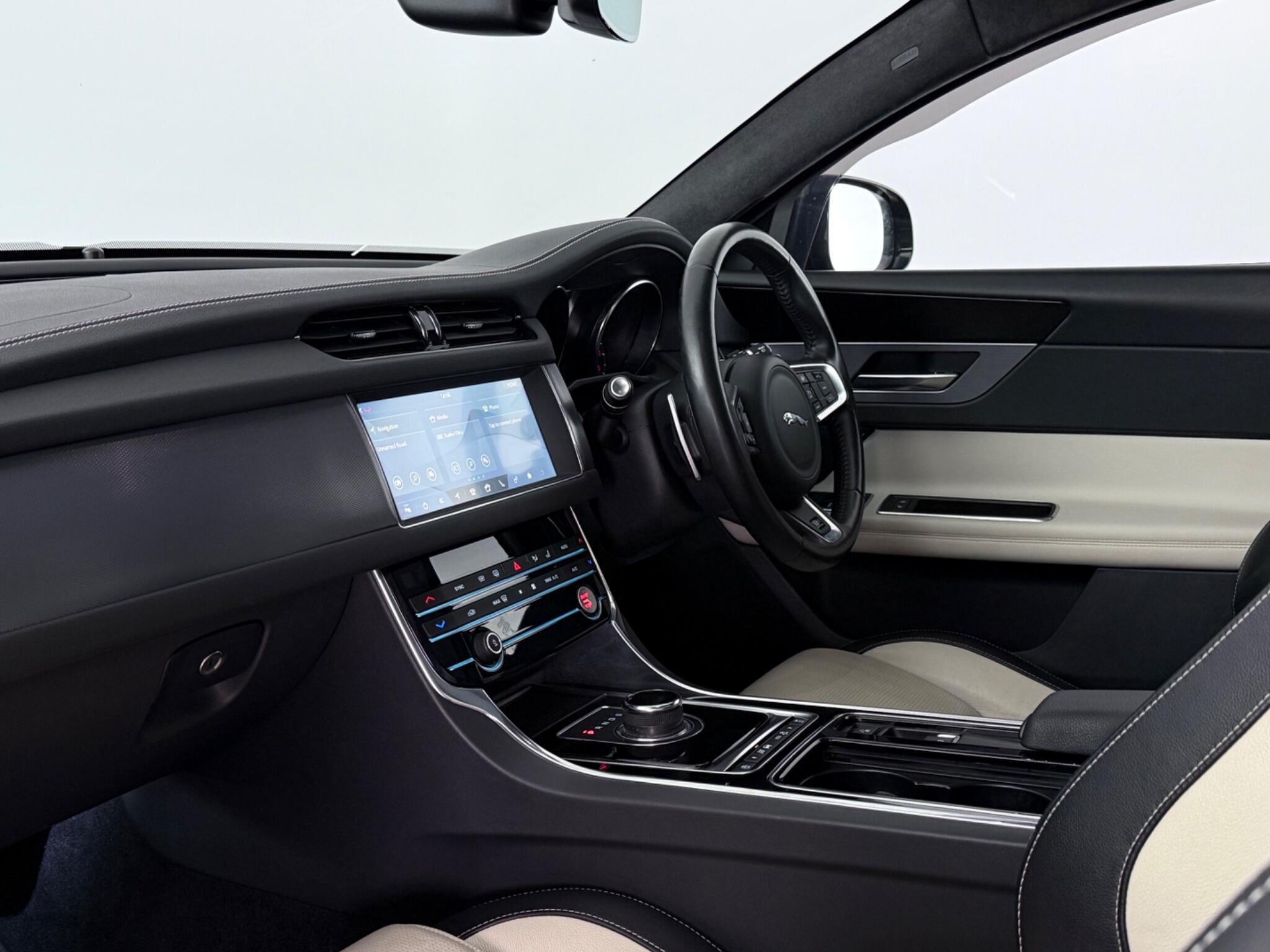 Jaguar XF view 31
