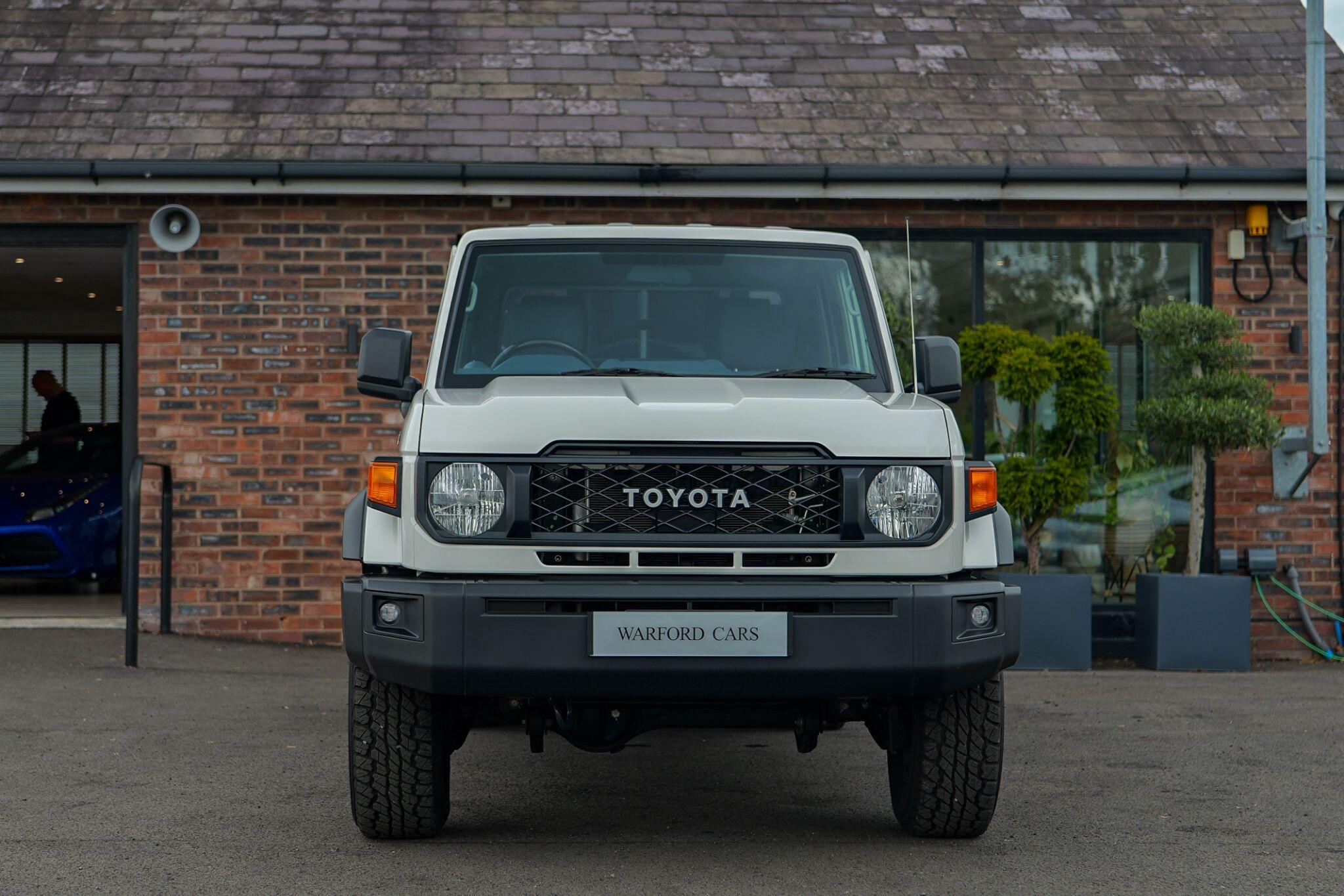 Toyota Land Cruiser view 2