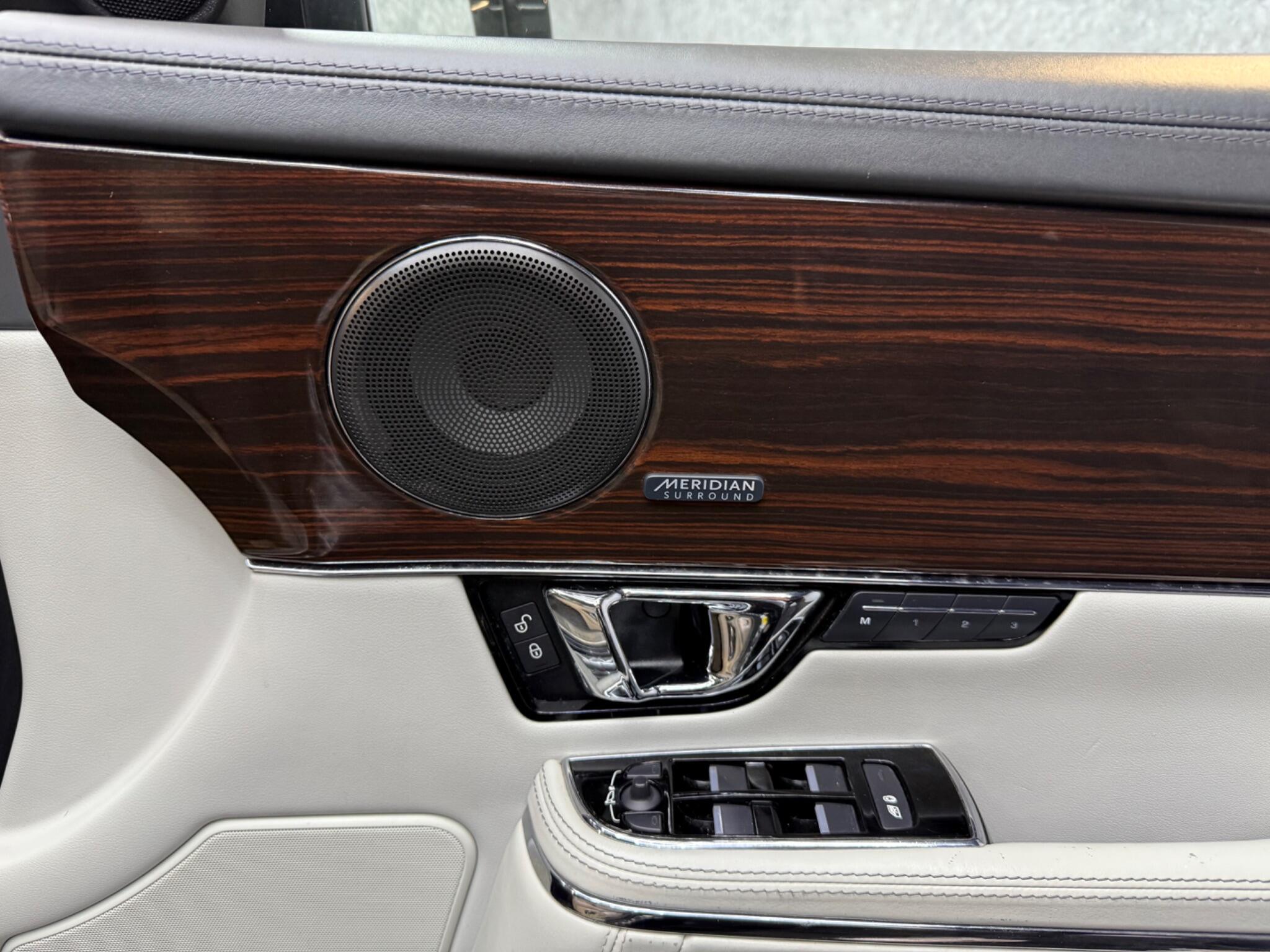 Jaguar XJ view 31