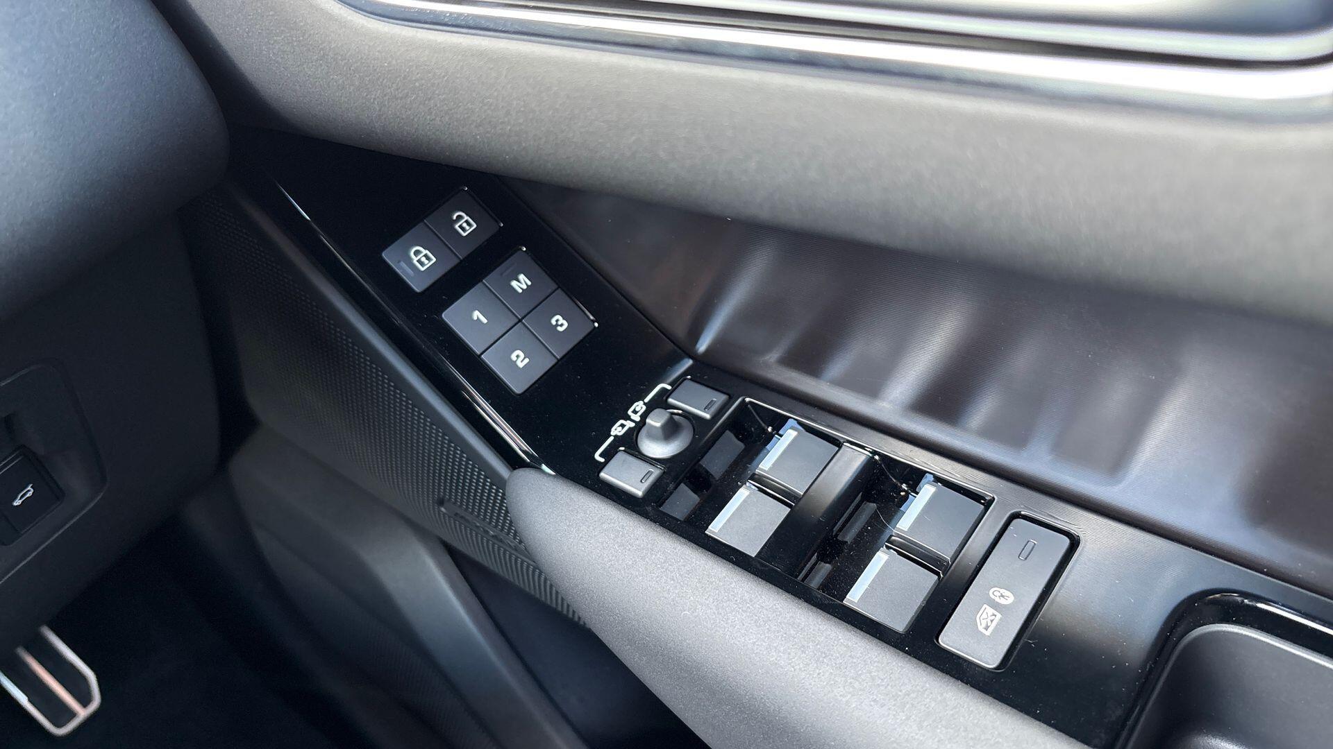 Land Rover Range Rover Velar view 39