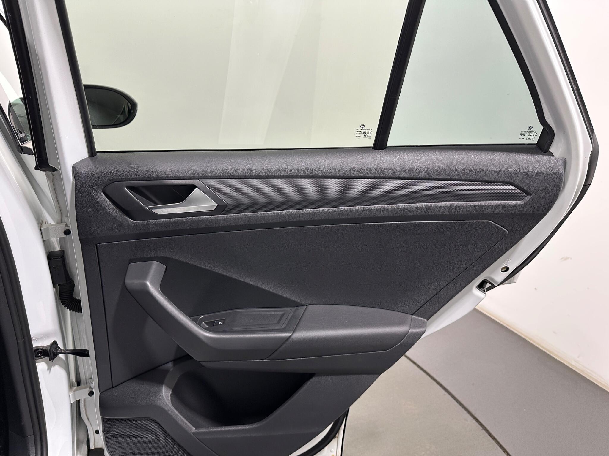 Volkswagen T-Roc view 43