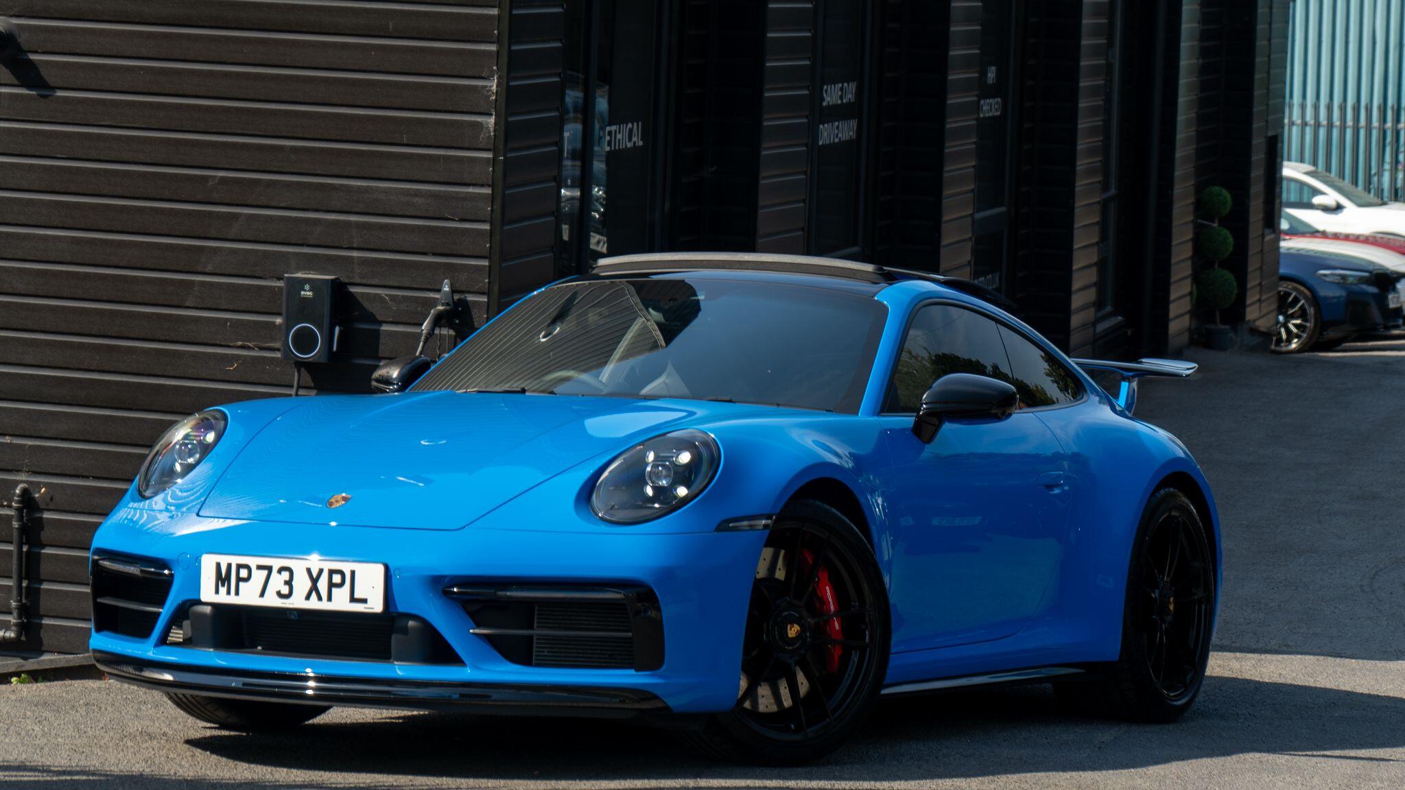 Porsche 911 view 4