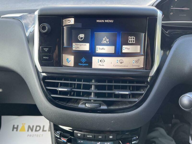2013 Peugeot 208 image 43