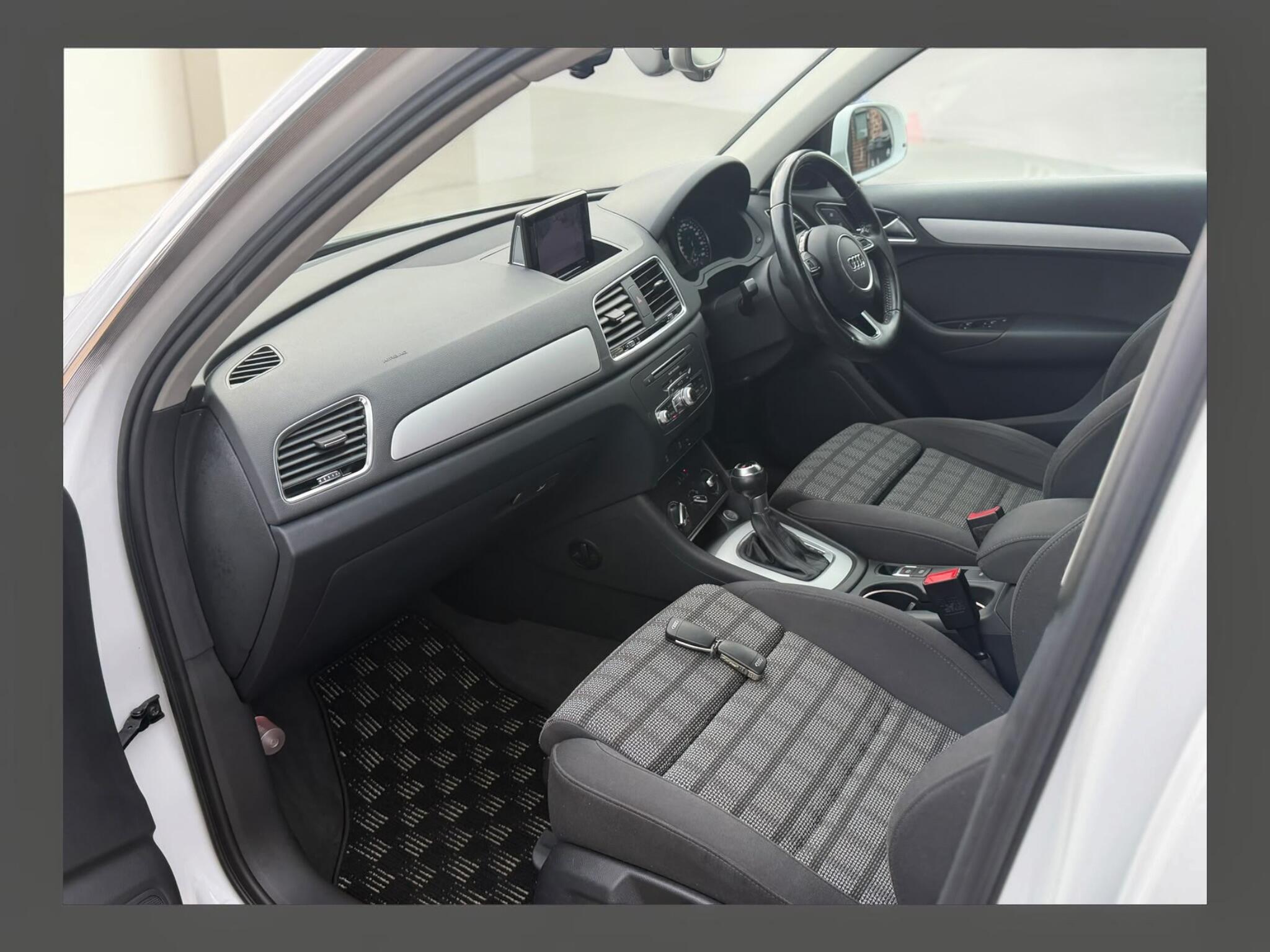 Audi Q3 view 38